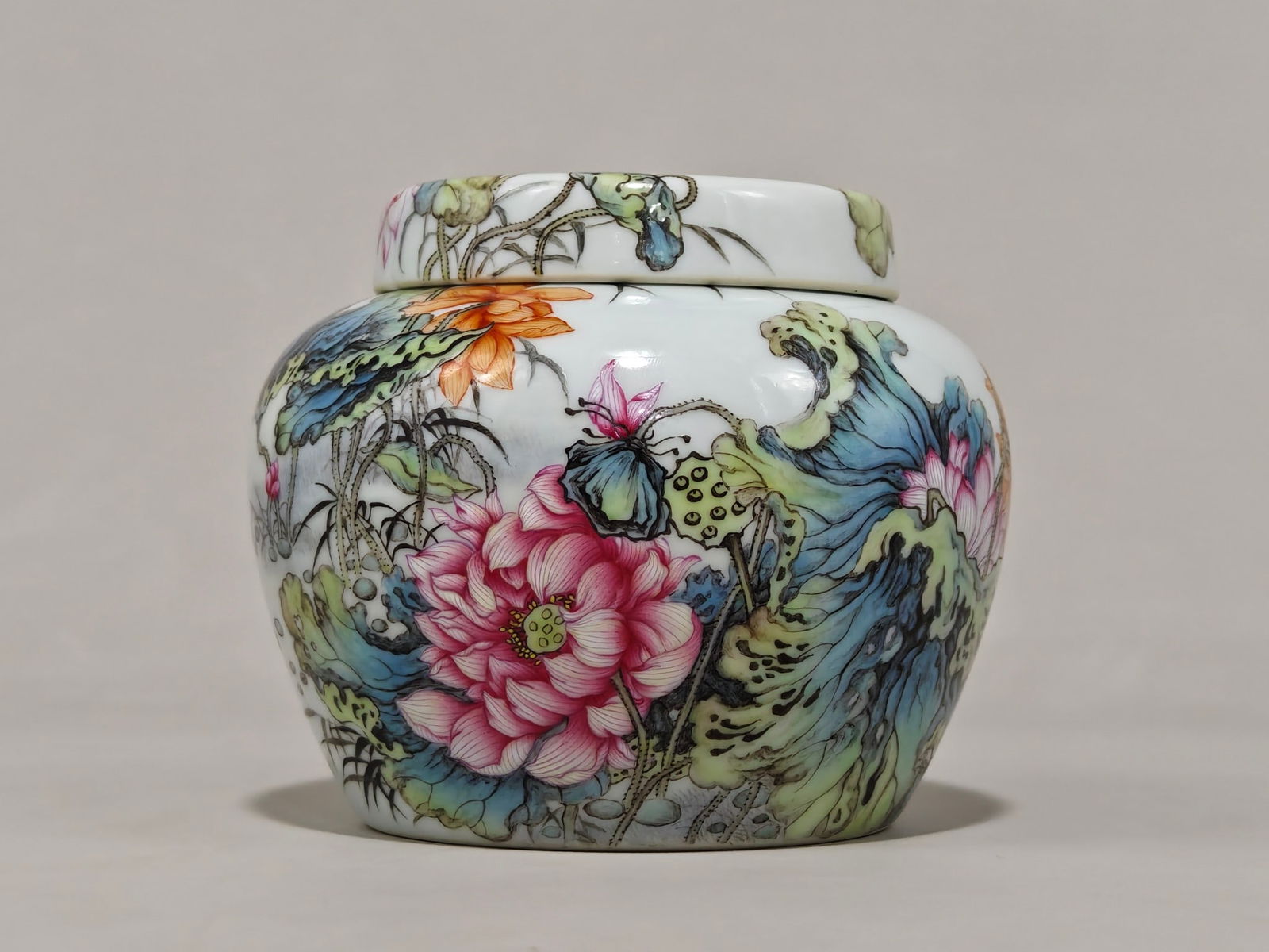 An Exquisite Enamel Flower Pattern with poem Jar: An Exquisite Enamel Flower Pattern with poem Jar Qing Dynasty, China Yongzheng Six-character Mark Size:3.9inx5.1in粉珐琅彩和和美美纹盖಻