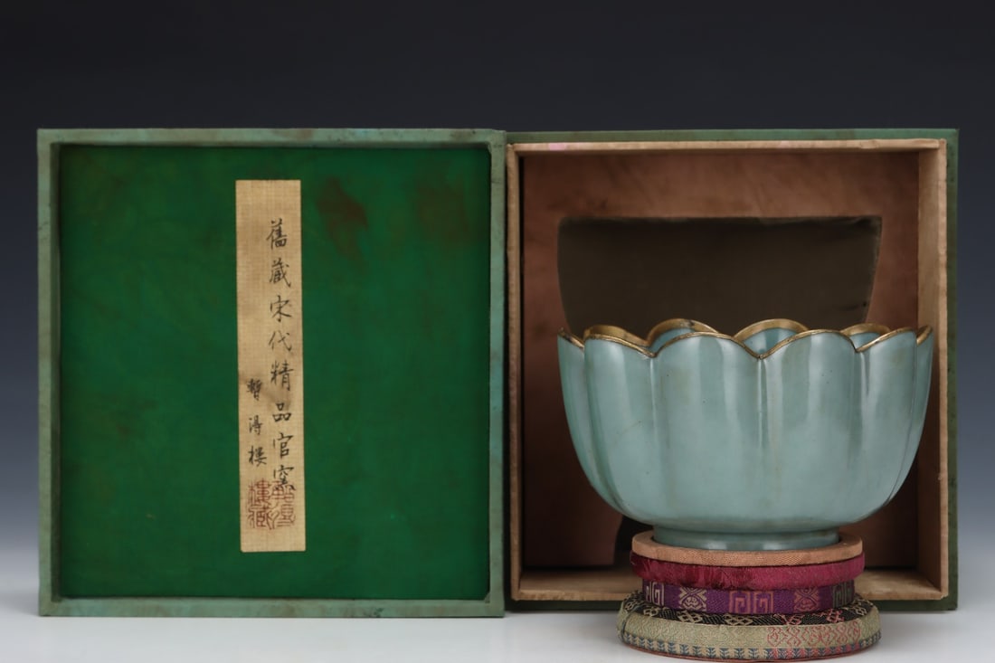 An Exquisite Guan yao Bowl: An Exquisite Guan yao Bowl Song Dynasty, China Size:3.8inx6.1in官窑莲花碗 中国宋代 Size:9.7cmx15.5cm