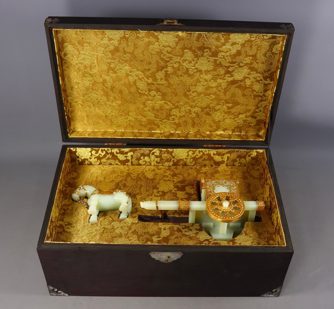 An Exquisite White Jade Inlaid Covered silver-gilt Carriage Ornament: An Exquisite White Jade Inlaid Covered silver-gilt Carriage Ornament Qing Dynasty, China Size:5.5inx8.3inx3.5in Size:3.5inx4.1inx1.6in