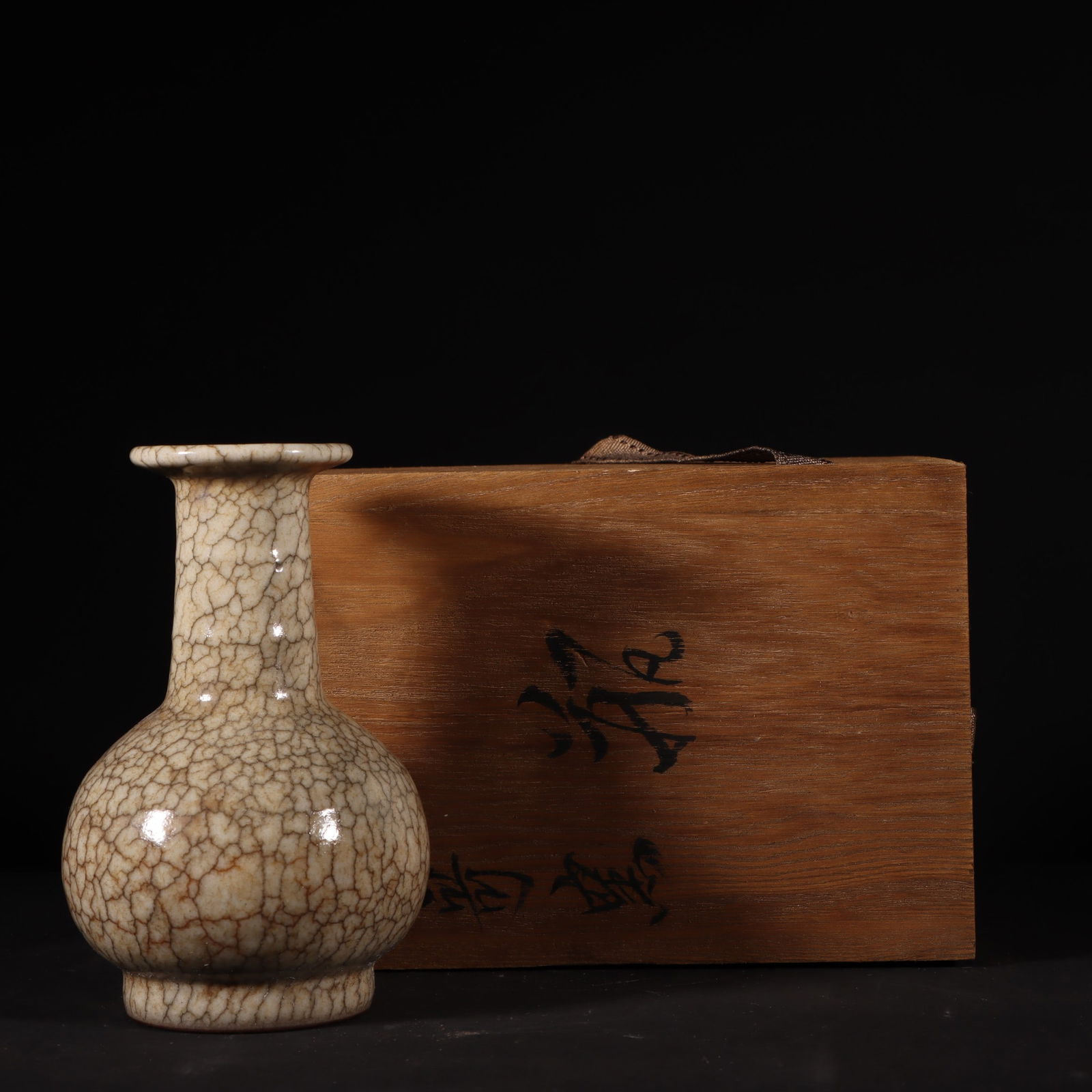 An Exquisite Ge yao Vase: An Exquisite Ge yao Vase Song Dynasty, China Size:5.5inx3.5in哥窑弦纹瓶 中国宋代 Size:14cmx9cm