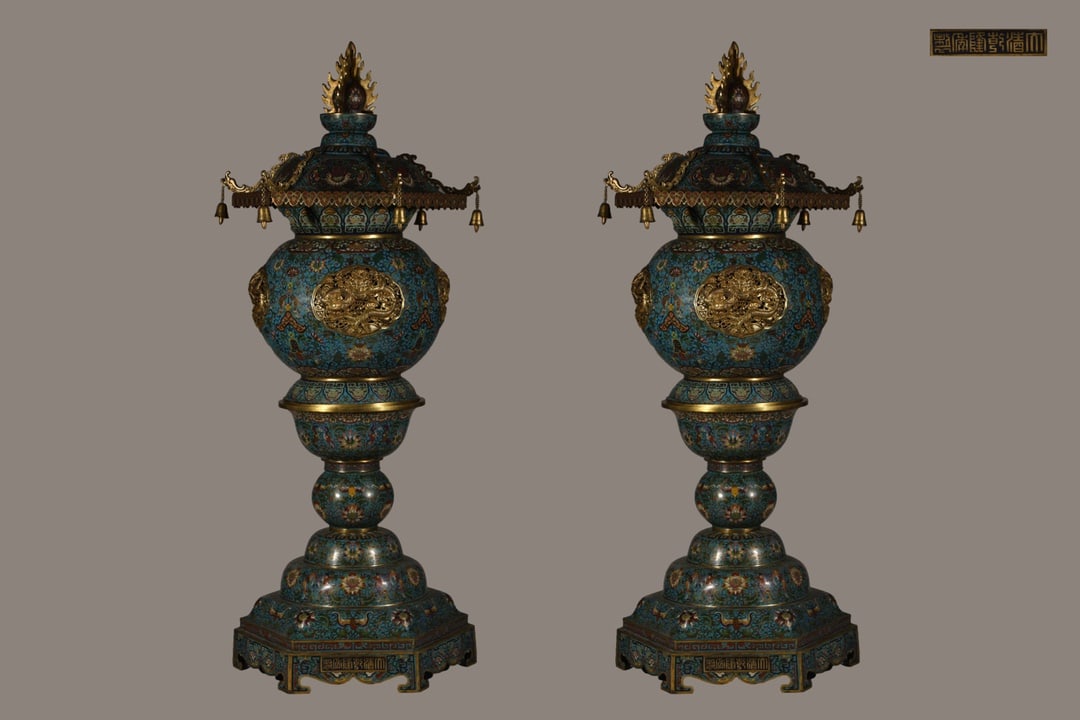 A Pair of Exquisite Cloisonne Lotus Pattern Bats and Peach Pattern Dragon Pattern Palace Lantern: A Pair of Exquisite Cloisonne Lotus Pattern Bats and Peach Pattern Dragon Pattern Palace Lantern Qing Dynasty, China Qianlong Six-character Mark Size:47.2inx19.7in Weight:29.2kg景泰蓝