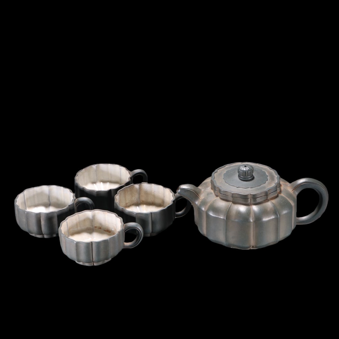 A Set of Fine Purple Sands Teapot: A Set of Fine Purple Sands Teapot Gu jing zhou Size:3.5inx6.9in Size:1.6inx3.7in紫砂绿泥茶壶一套 顾景舟 Size:9cmx17.5cm Size:4cmx9.4cm