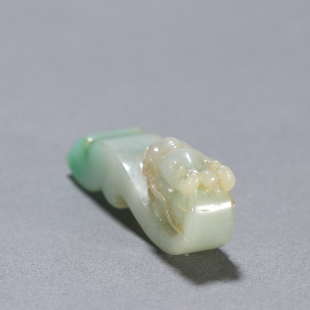 An Exquisite Jadeite Dragon Pattern Hook - 8