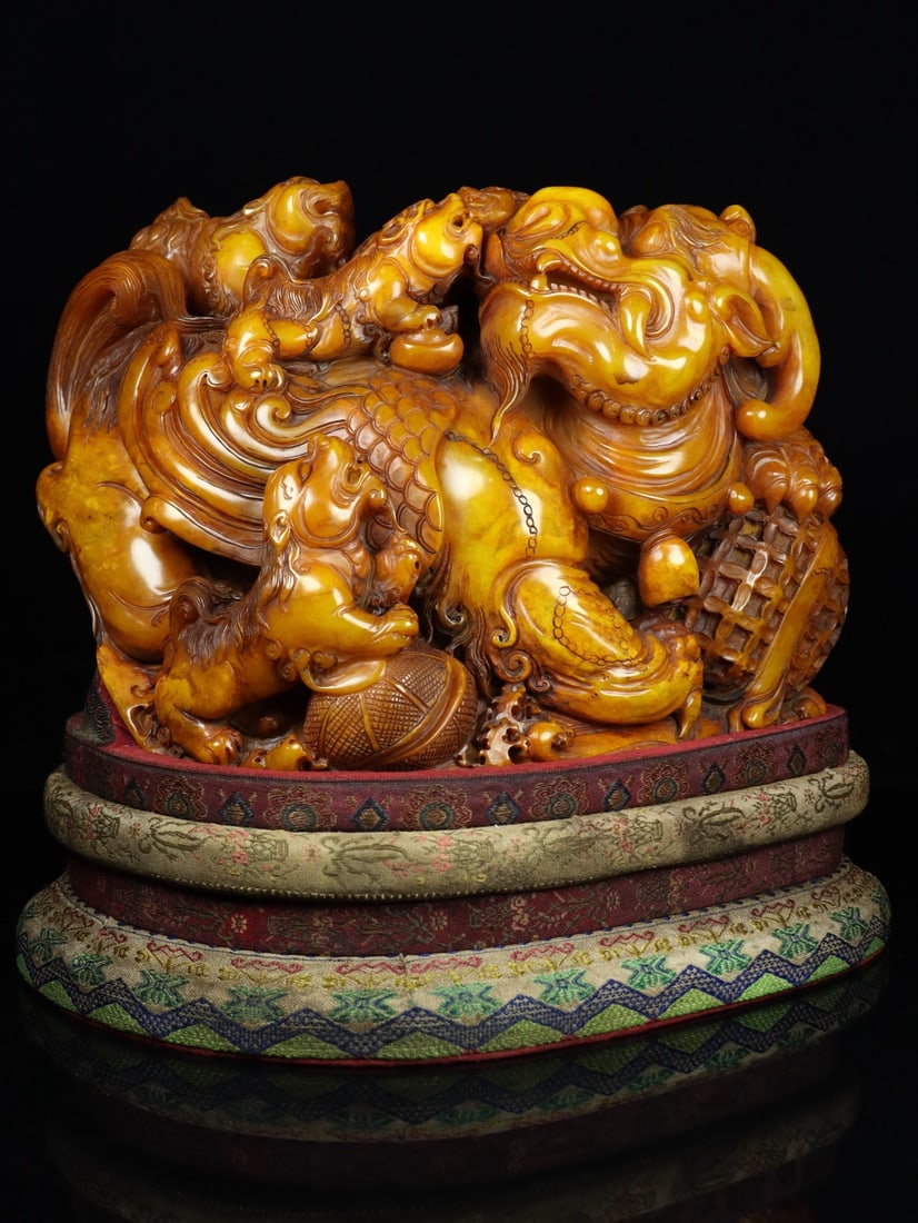 An Exquisite Tianhuang Stone Auspicious Beast Ornament: An Exquisite Tianhuang Stone Auspicious Beast Ornament Qing Dynasty, China Size:9.8inx9.8inx6.7in Weight:6.45kg田黄石瑞兽献寶摆件
