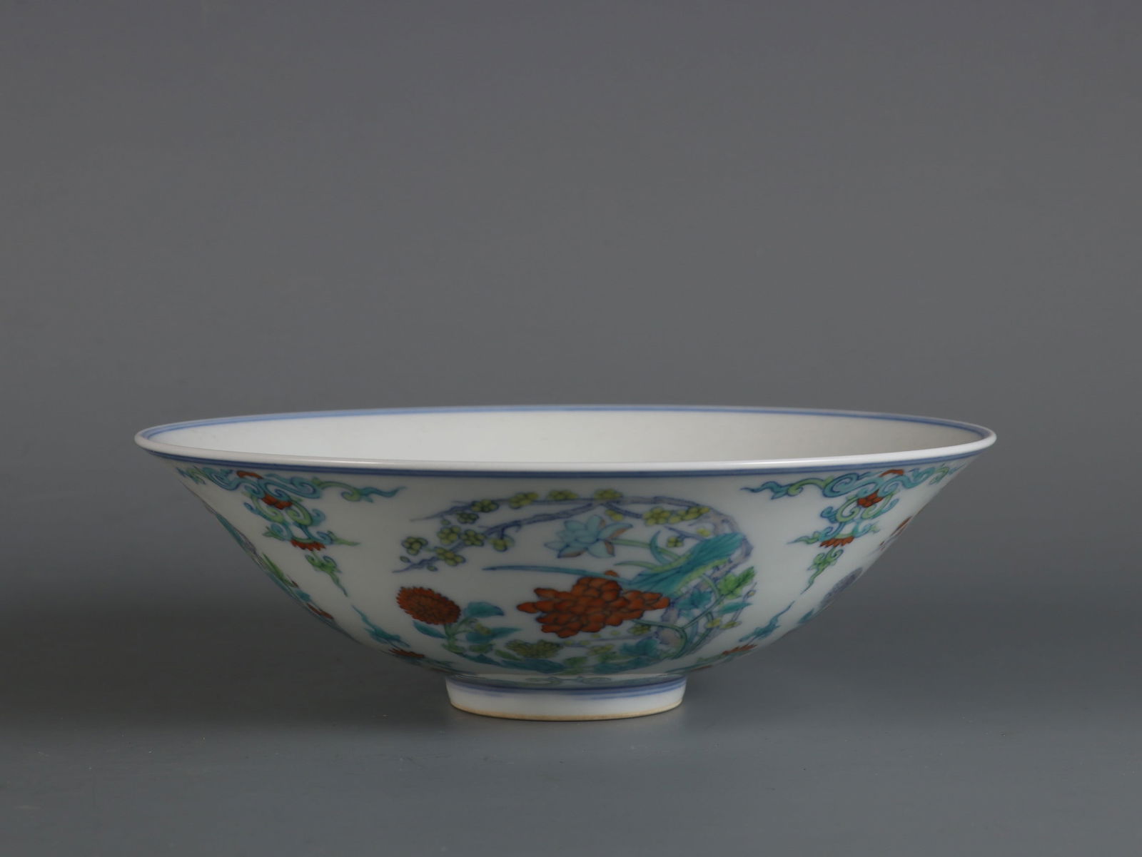 An Exquisite Doucai Flower Pattern Bowl: An Exquisite Doucai Flower Pattern Bowl Qing Dynasty, China Yongzheng Six-character Mark Size:2.4inx7.3in斗彩四季团花纹斗笠碗