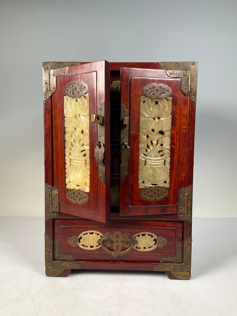 An Exquisite Redwood Inlaid Serpentine Jade Flower Pattern Box: An Exquisite Redwood Inlaid Serpentine Jade Flower Pattern Box Qing Dynasty, China Size:11inx7.5inx5.5in木嵌岫玉首饰盒 中国清代