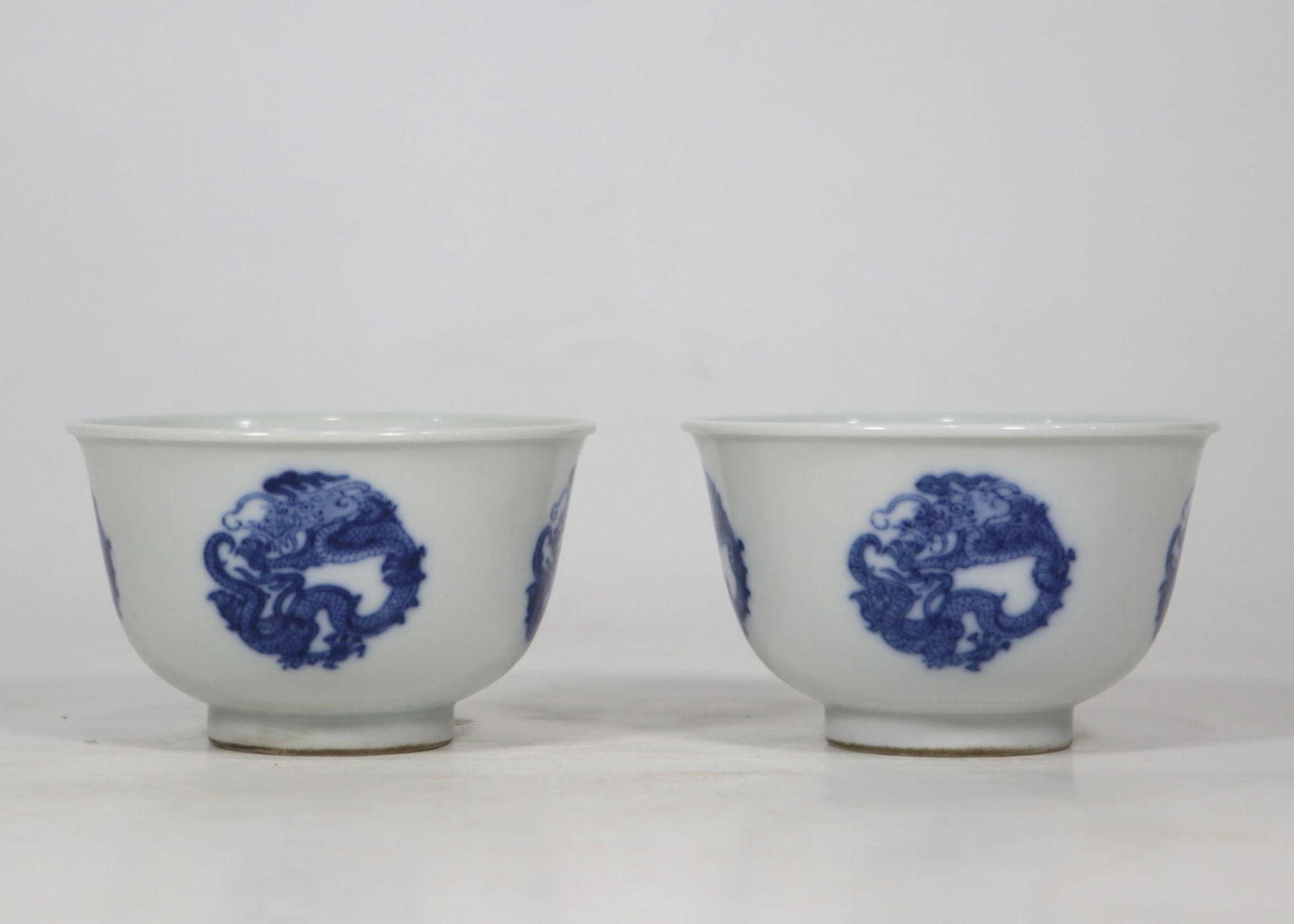A Pair of Exquisite Blue and White Dragon Pattern Bowl (1 of 9)