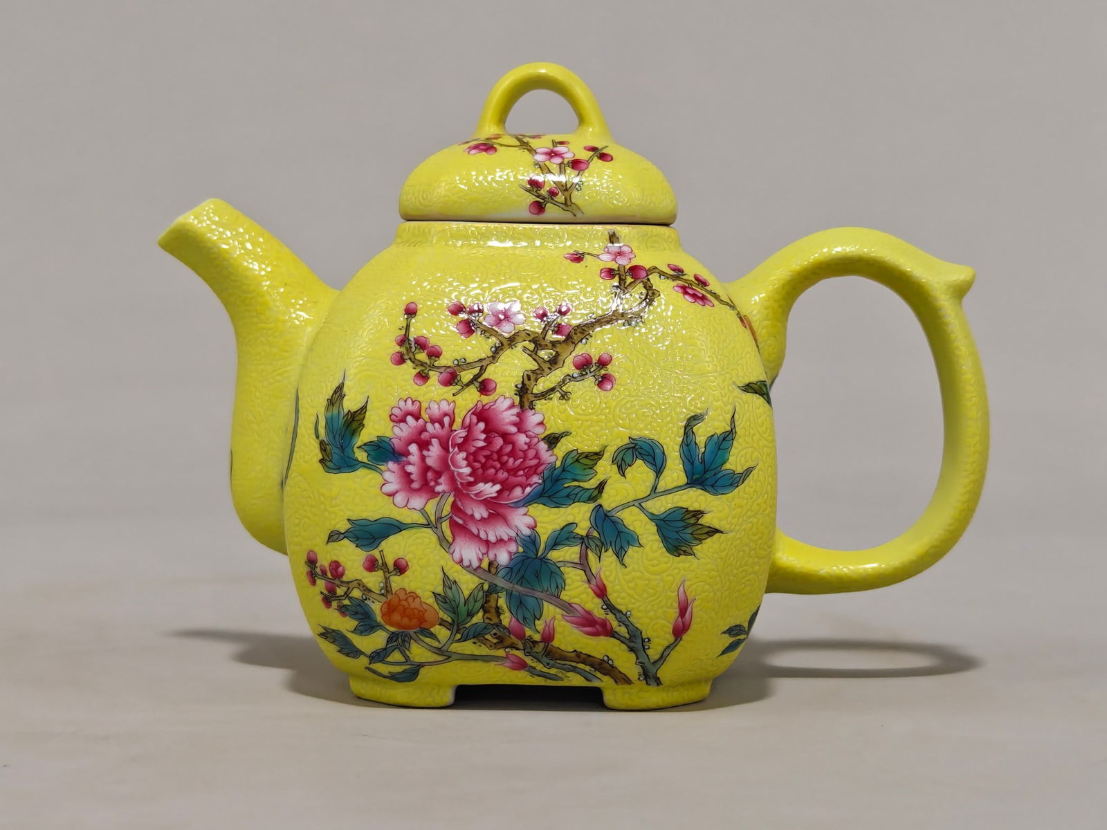 An Exquisite Enamel Flower Pattern Teapot: An Exquisite Enamel Flower Pattern Teapot Qing Dynasty, China Yongzheng Four-character Mark Size:4.1inx5.7in珐琅彩黄底扒花四季花卉 