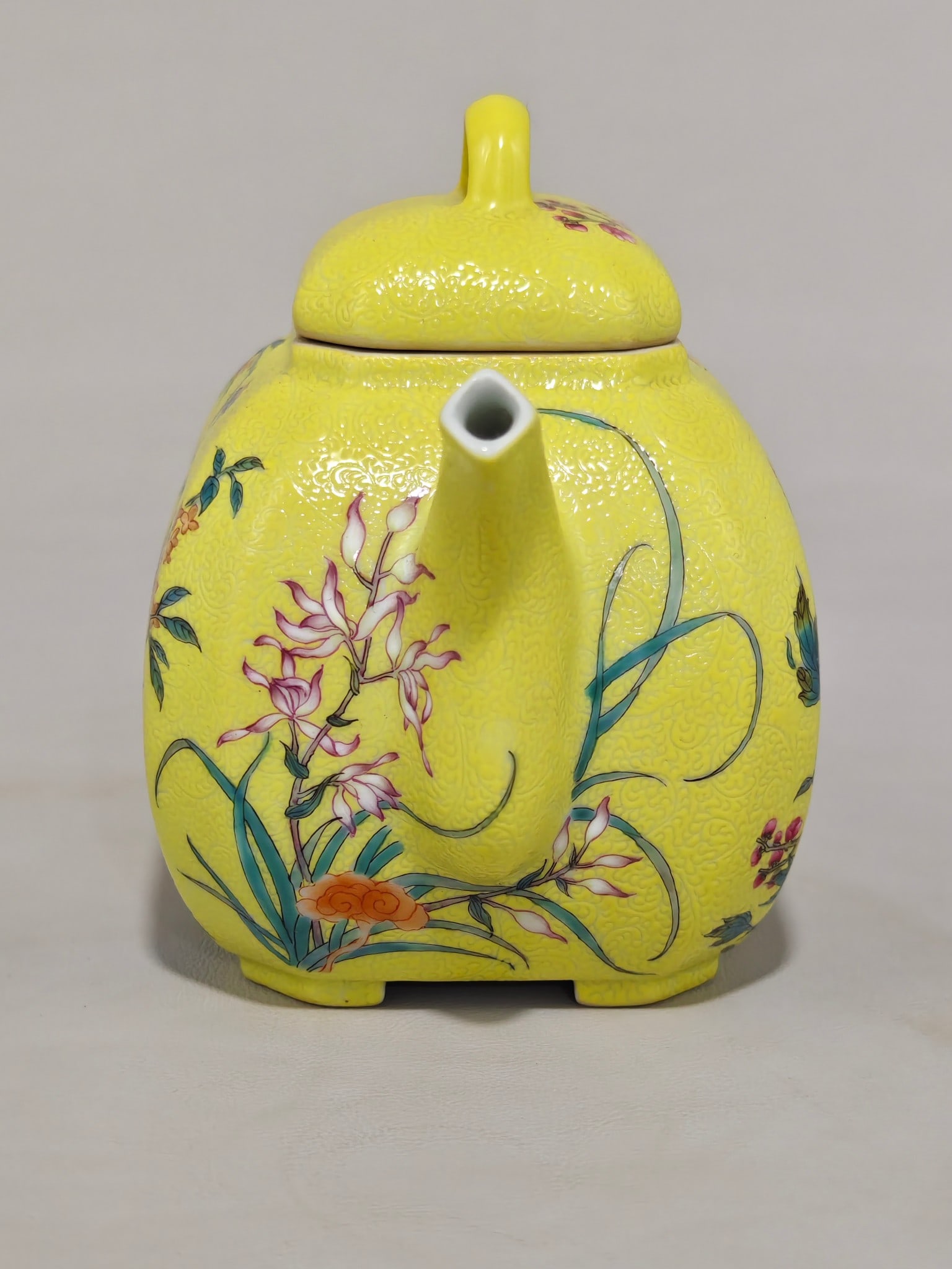 An Exquisite Enamel Flower Pattern Teapot - 2