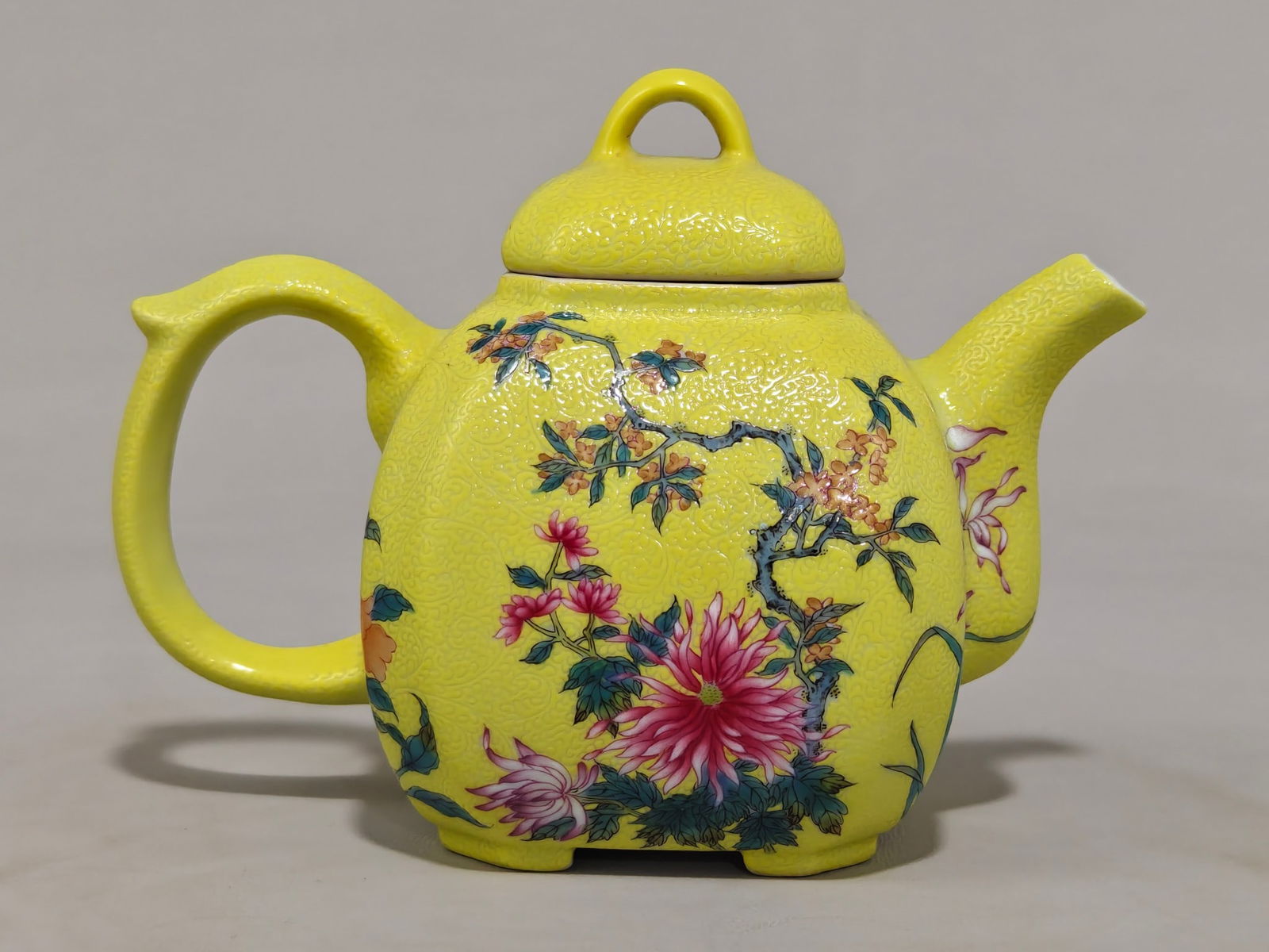 An Exquisite Enamel Flower Pattern Teapot - 3