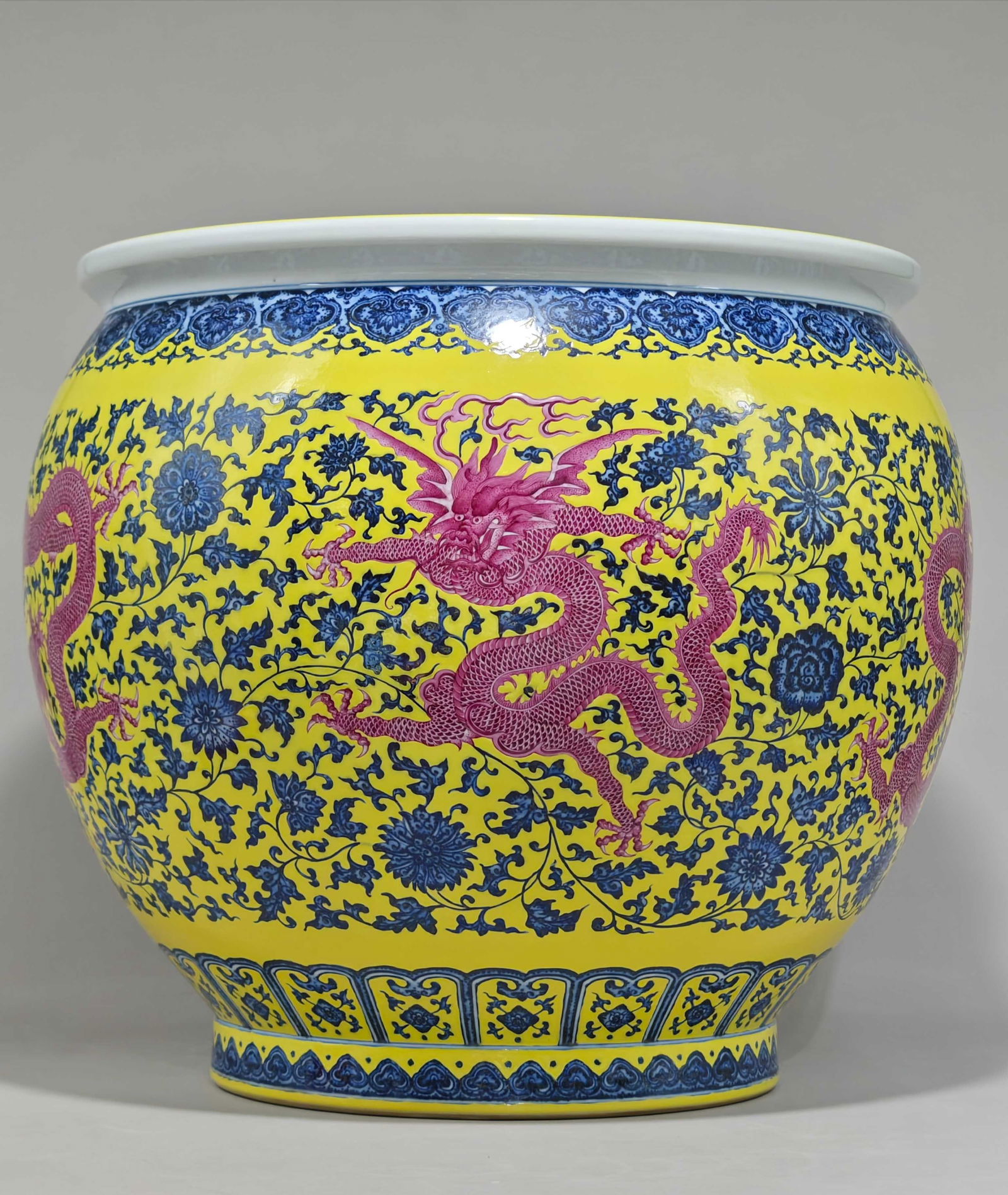 An Exquisite Blue and White Ruby Red-Glazed Lotus Pattern Dragon Pattern Vat - 3