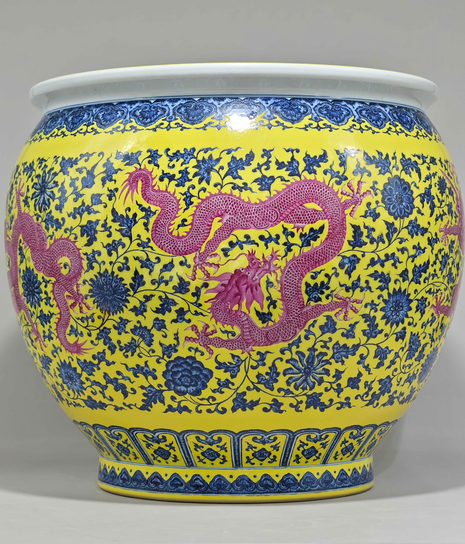 An Exquisite Blue and White Ruby Red-Glazed Lotus Pattern Dragon Pattern Vat - 4