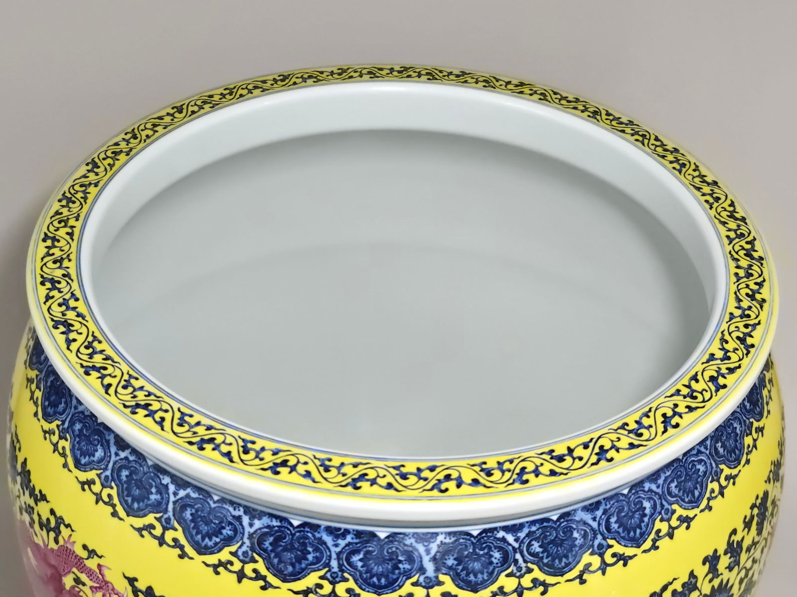 An Exquisite Blue and White Ruby Red-Glazed Lotus Pattern Dragon Pattern Vat - 5