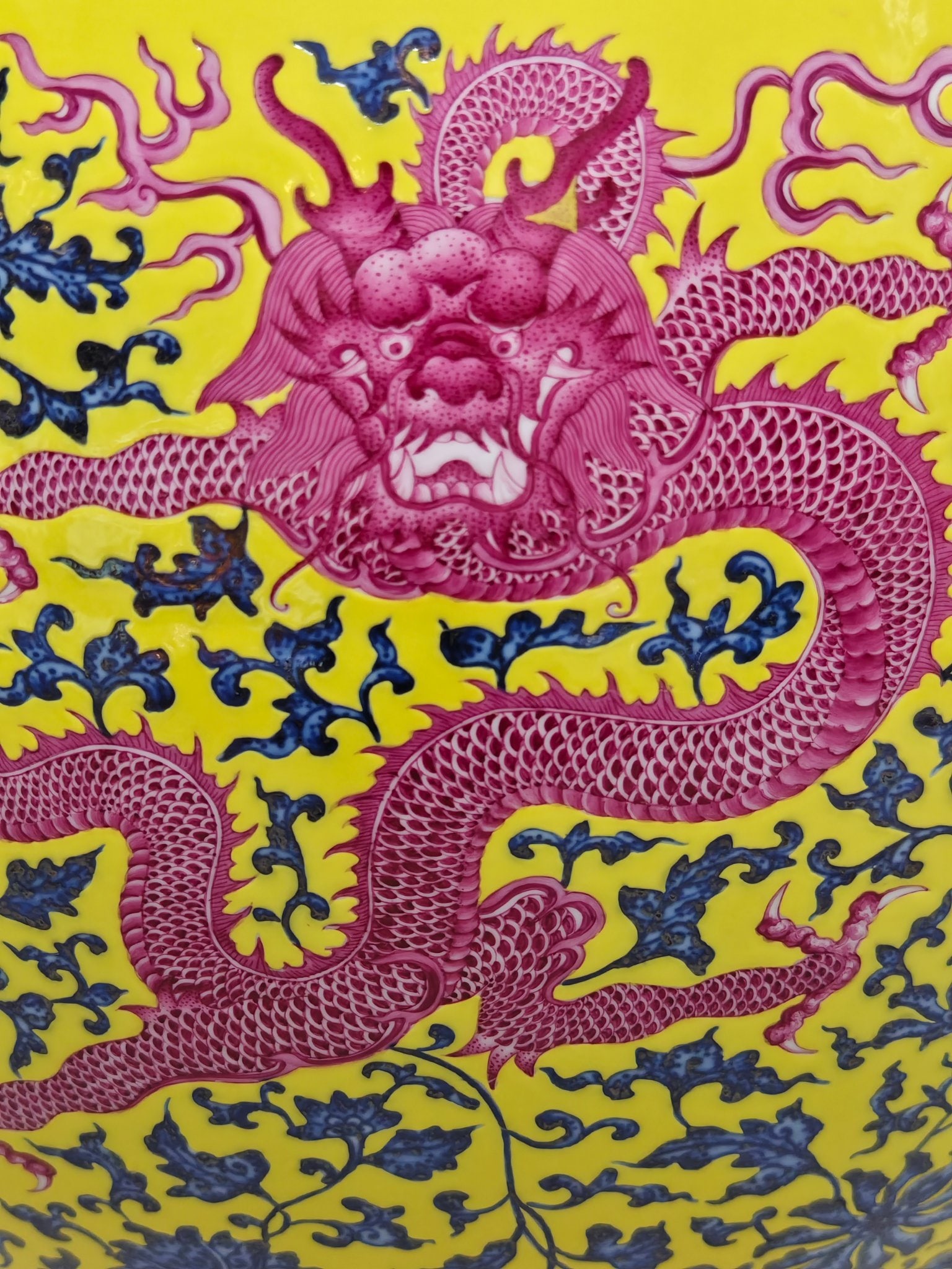 An Exquisite Blue and White Ruby Red-Glazed Lotus Pattern Dragon Pattern Vat - 6