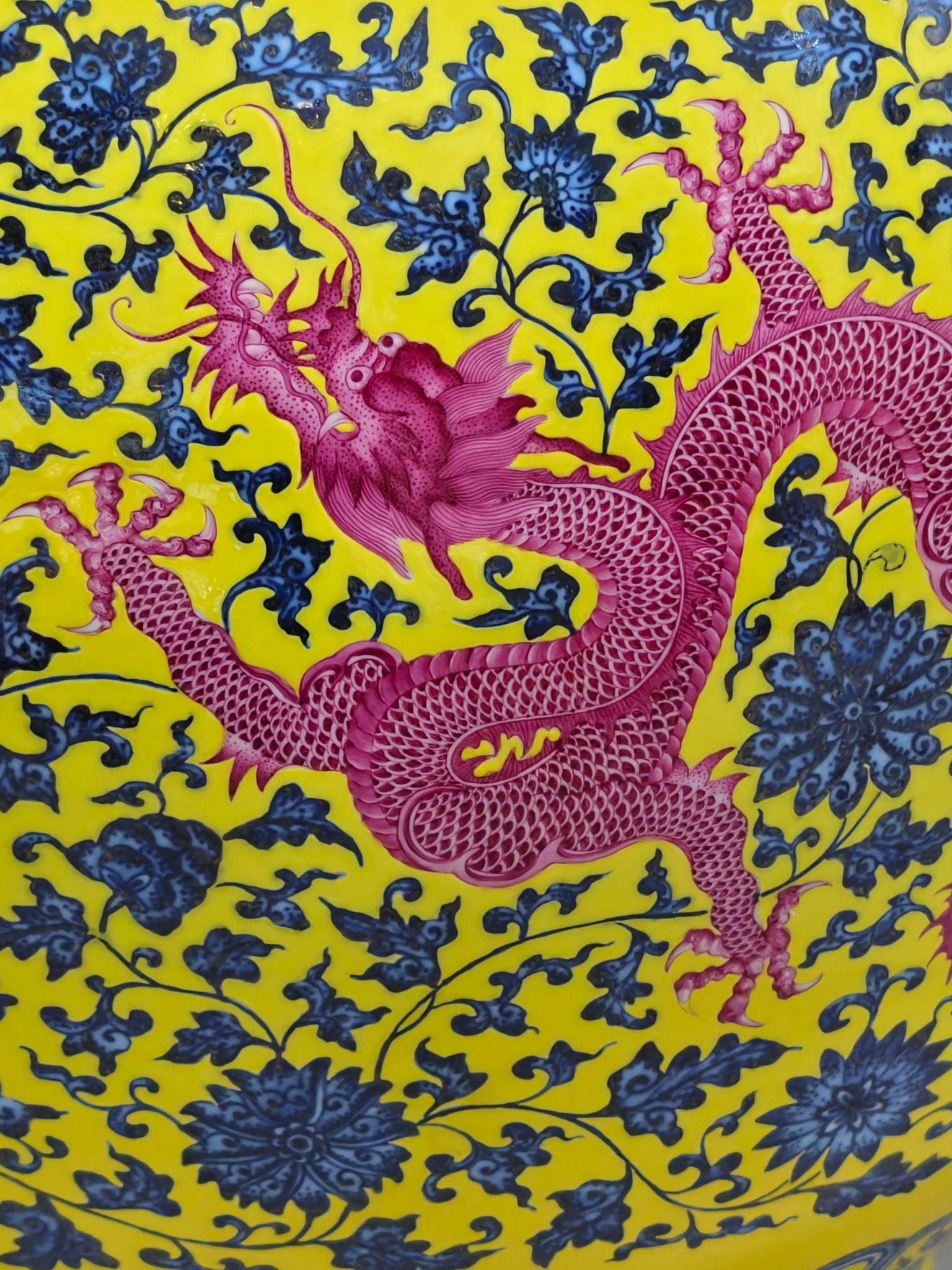 An Exquisite Blue and White Ruby Red-Glazed Lotus Pattern Dragon Pattern Vat - 8