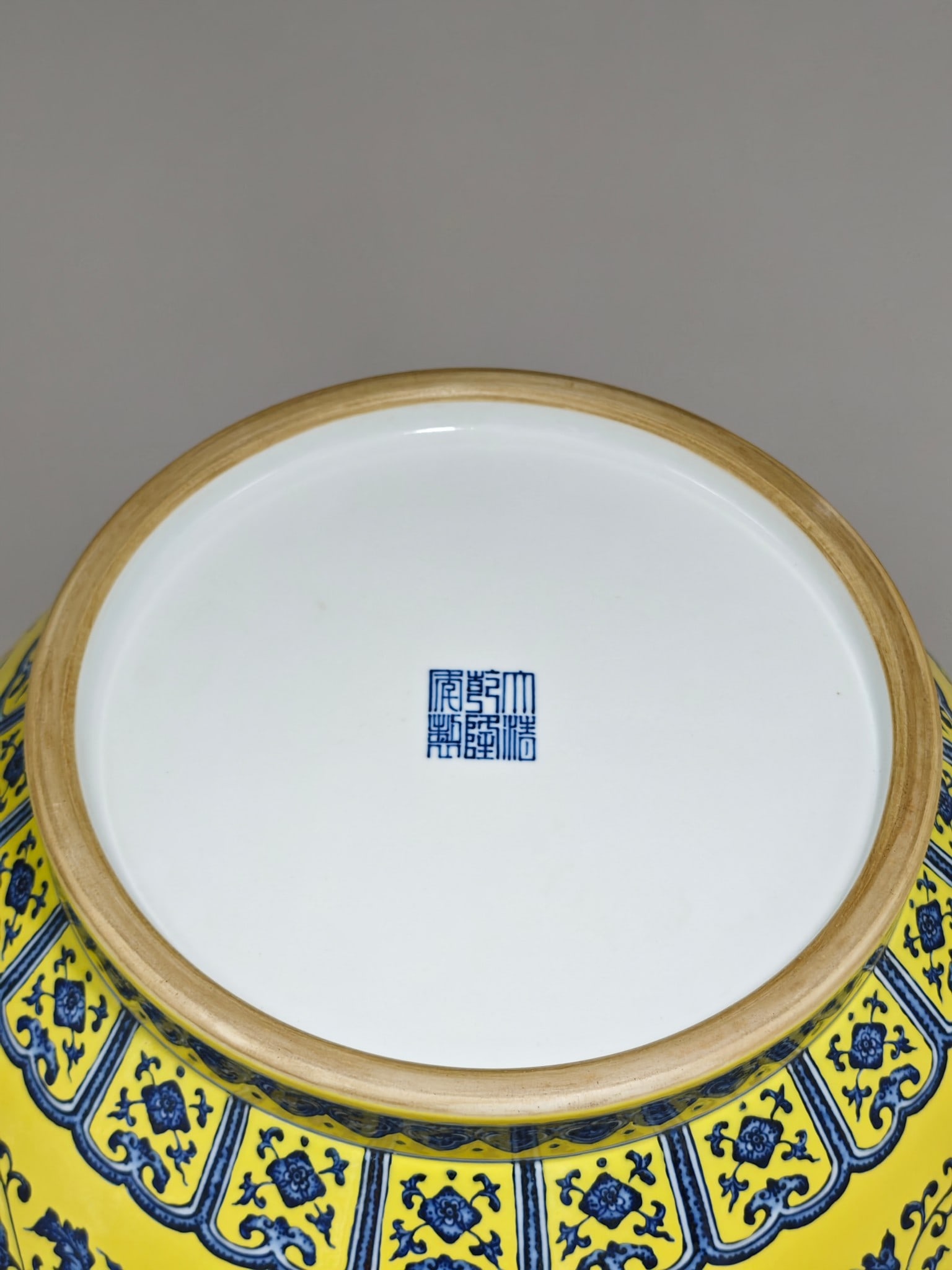 An Exquisite Blue and White Ruby Red-Glazed Lotus Pattern Dragon Pattern Vat - 9