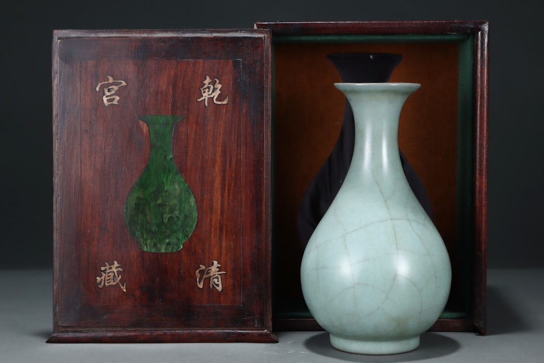 An Exquisite Guan yao Celadon Glazed Vase (1 of 9)