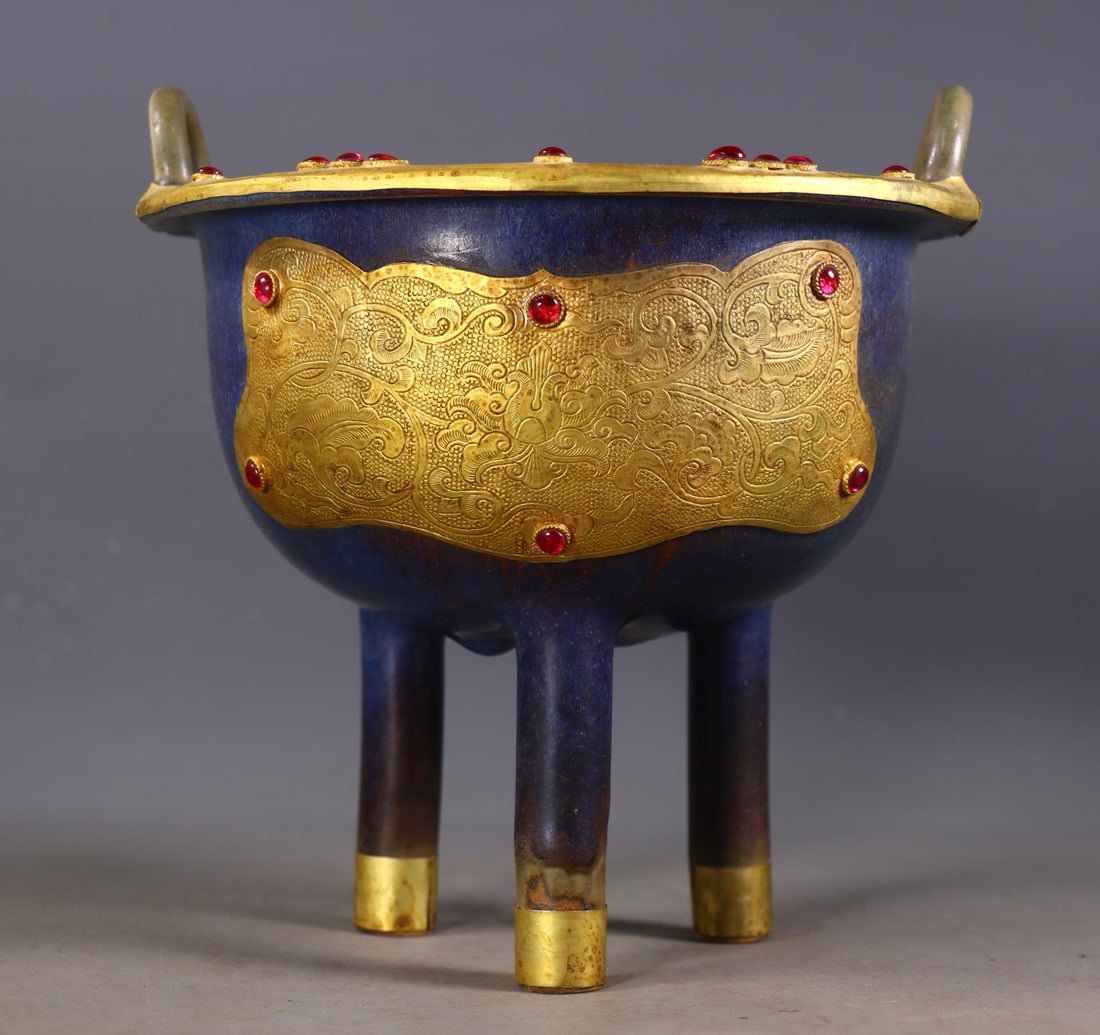 An Exquisite Jun yao Cover with Gold Inlaid Gems Lotus Pattern Double-Ears and Tripod Censer: An Exquisite Jun yao Cover with Gold Inlaid Gems Lotus Pattern Double-Ears and Tripod Censer Qing Dynasty, China Size:8.1inx7.5in