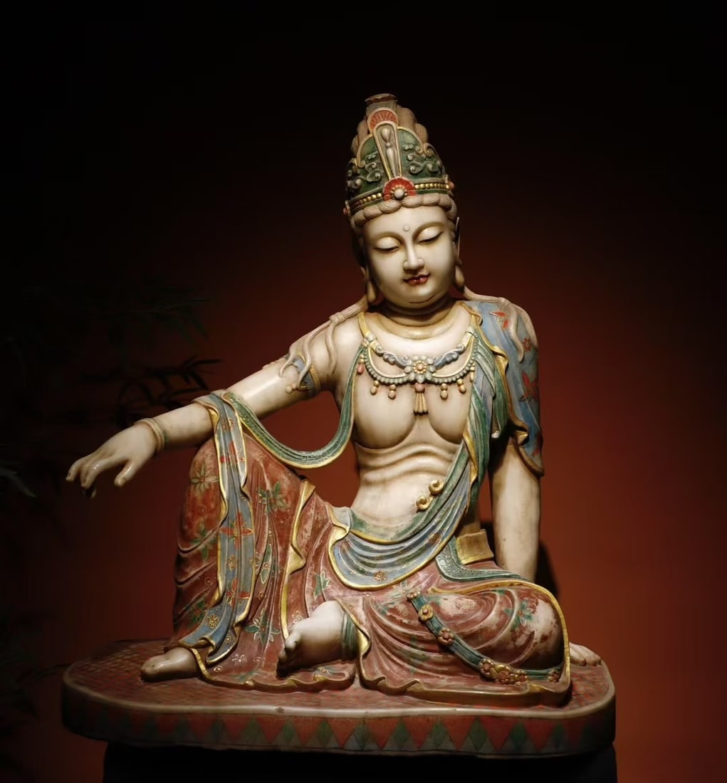 A Exquisite Marble Statue of Avalokitesvara Ornament: A Exquisite Marble Statue of Avalokitesvara Ornament Song Dynasty, China Size:39.4inx30.7inx18.9in汉白玉彩绘自在观音佛像