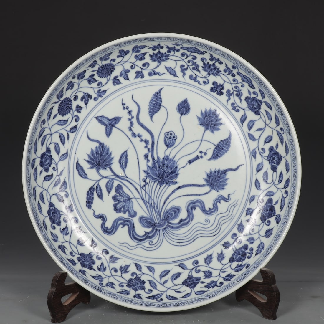 An Exquisite Blue and White Lotus Pattern Flower Pattern Plate: An Exquisite Blue and White Lotus Pattern Flower Pattern Plate Ming Dynasty, China Size:2.8inx16.3in青花一束莲纹大盘 中国明代 Si