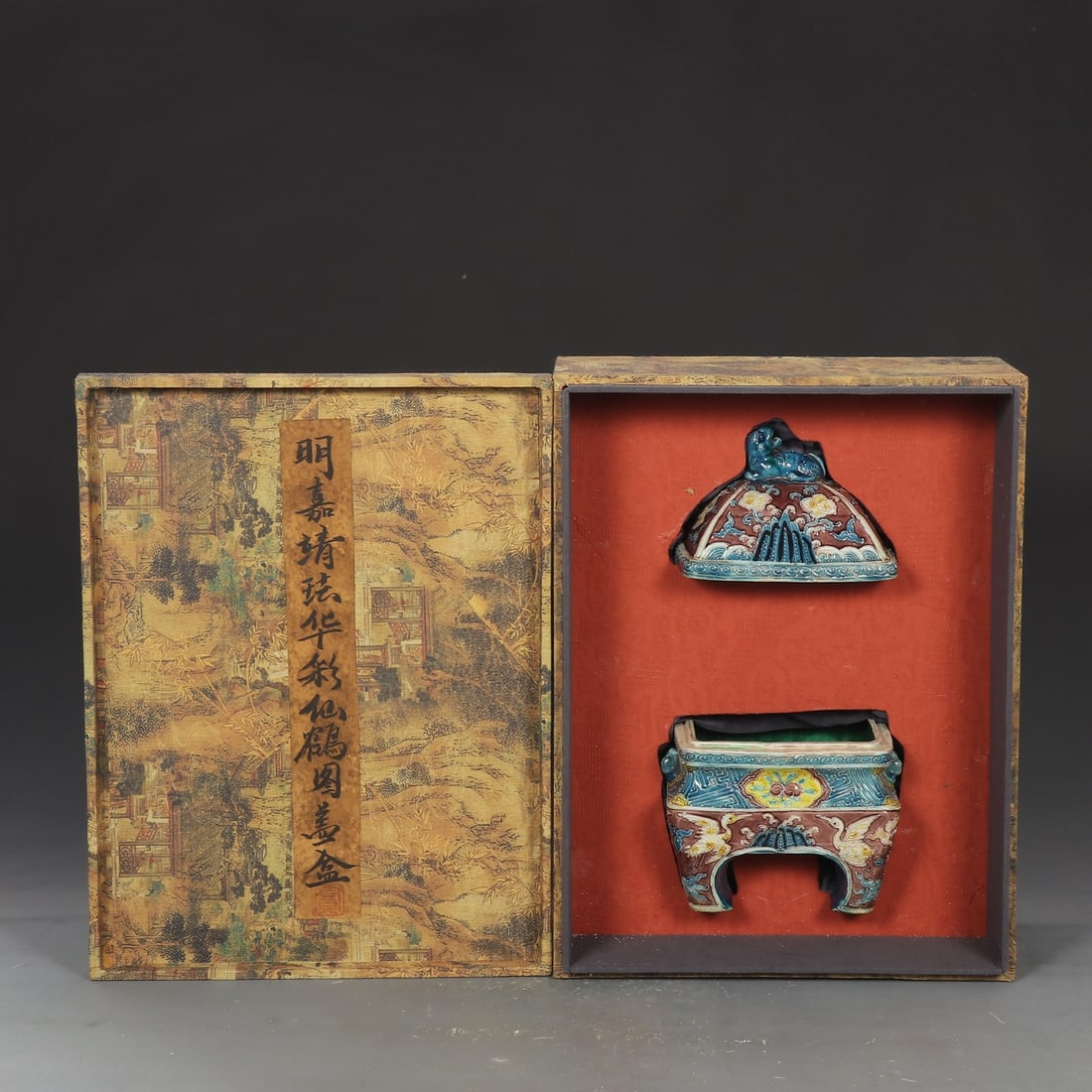 An Exquisite Fahua Glazed Crane Pattern Box (1 of 9)
