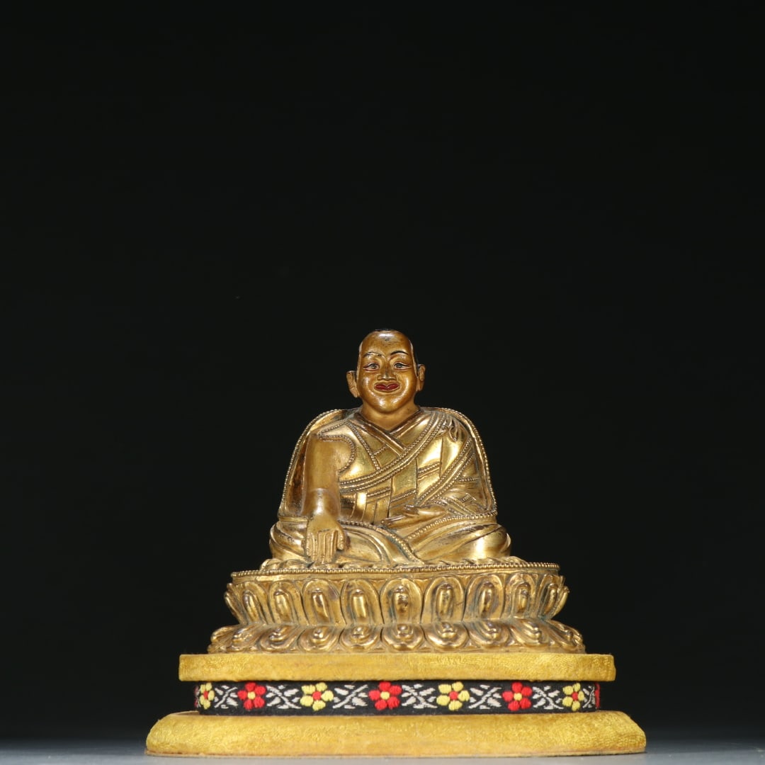 An Exquisite Bronze Gilt Statue of Guru: An Exquisite Bronze Gilt Statue of Guru Qing Dynasty, China Size:4.7inx5.2in Weight:625.3g铜鎏金上师佛 中国清代 Size:12cmx13.2cm