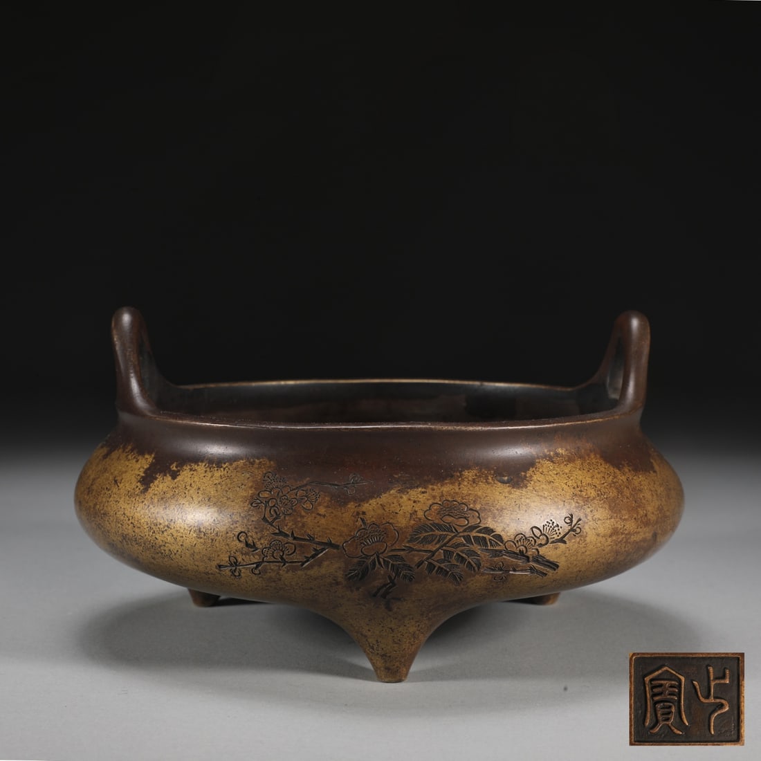 An Exquisite Bronze Flower Pattern with poem Double-Ears and Tripod Censer: An Exquisite Bronze Flower Pattern with poem Double-Ears and Tripod Censer Ming Dynasty, China Size:3.8inx7.4in Weight:2200g铜冲天耳炉 中国明代