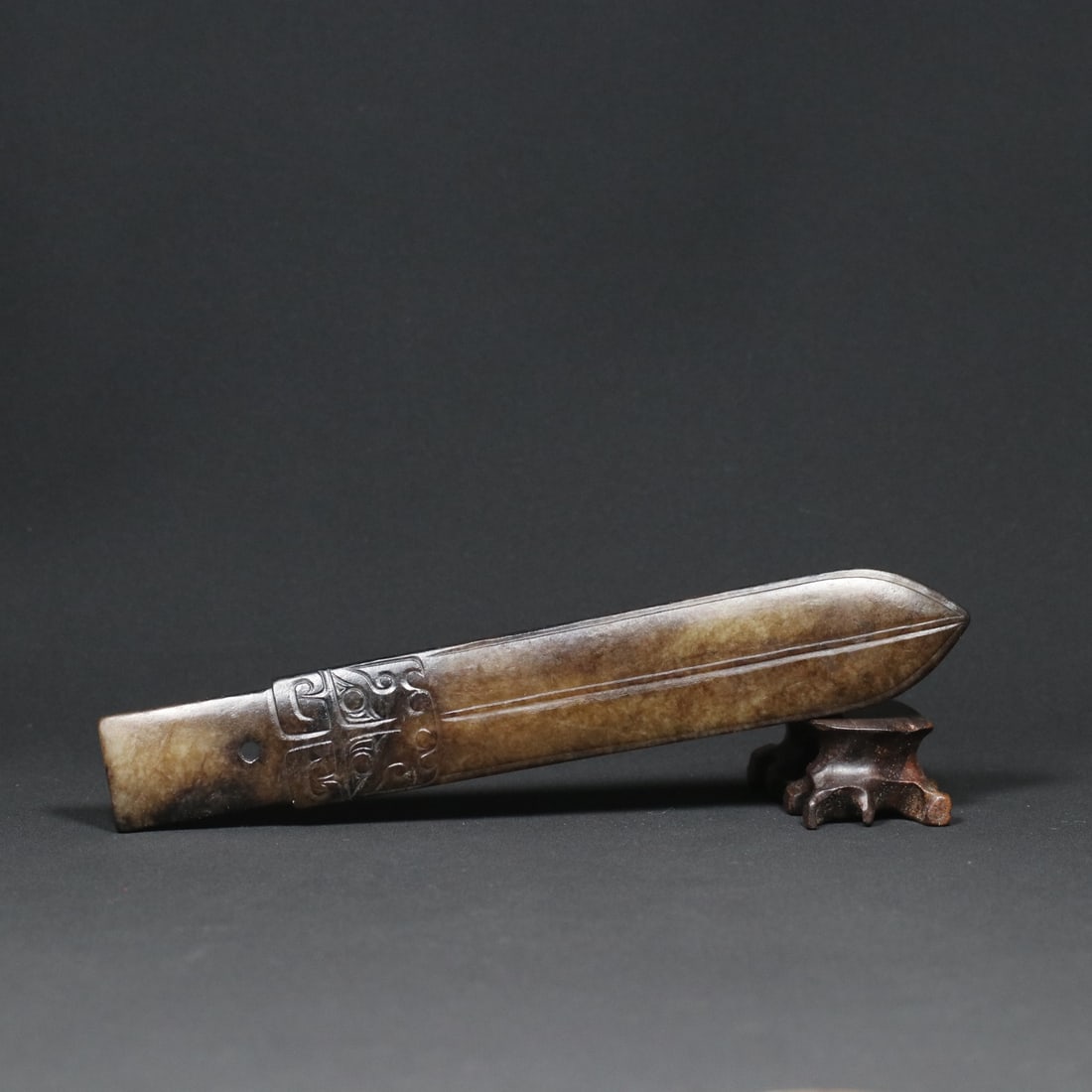 An Exquisite White Jade Beast-Face Pattern Pendant: An Exquisite White Jade Beast-Face Pattern Pendant Han Dynasty, China Size:7.3inx1.2inx0.3in Weight:84.5g白玉兽面纹玉矛 中国汉代