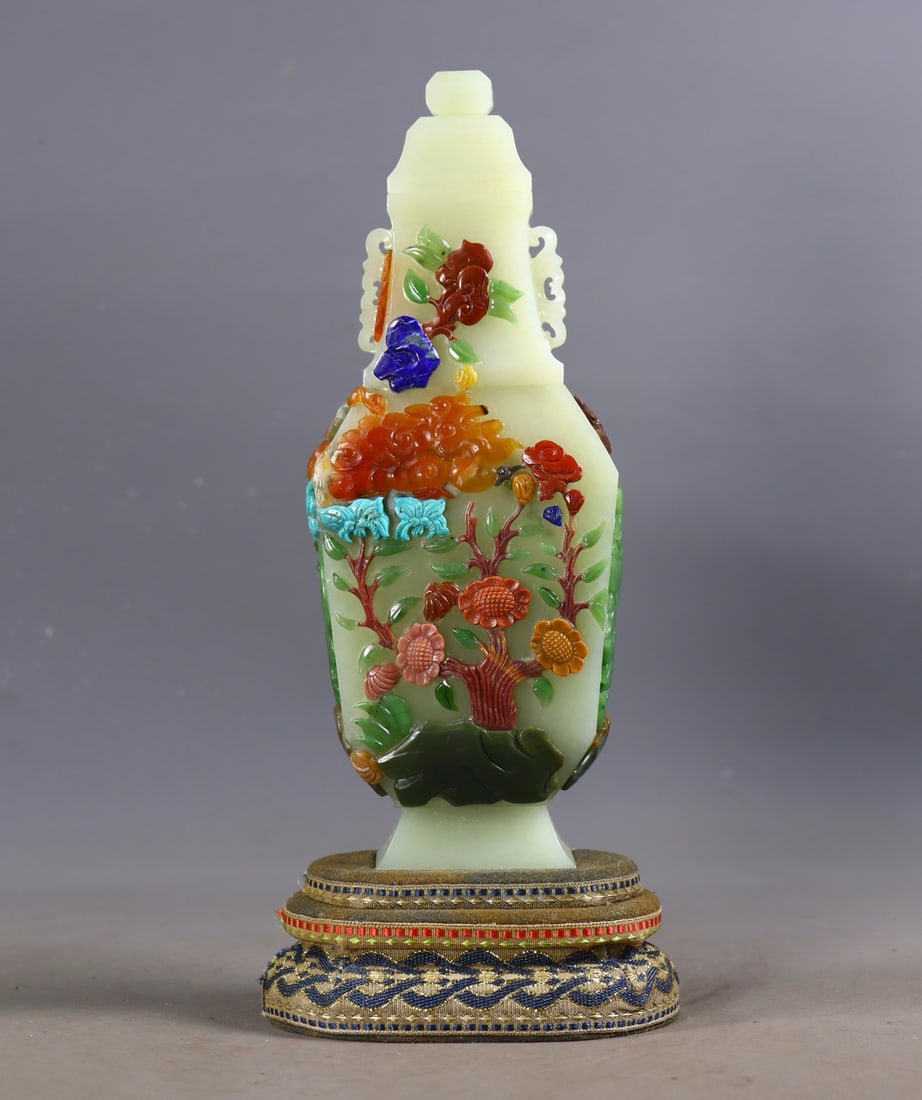 An Exquisite White Jade Inlaid Gems Flower Pattern Double-Ears Vase: An Exquisite White Jade Inlaid Gems Flower Pattern Double-Ears Vase Qing Dynasty, China Size:8.3inx3inx2in Weight:536g白玉八宝镶嵌双耳瓶