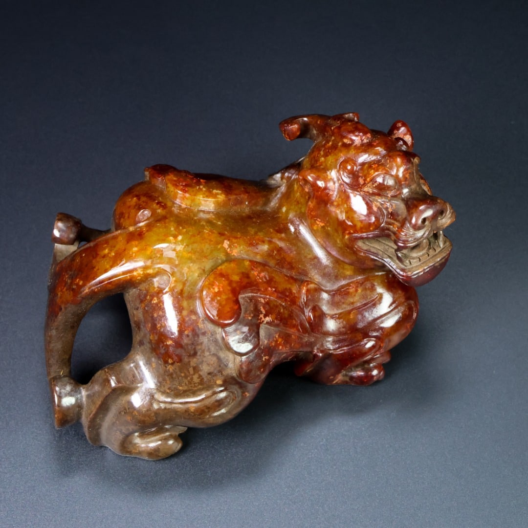 An Exquisite White Jade Auspicious Beast Ornament: An Exquisite White Jade Auspicious Beast Ornament Han Dynasty, China Size:3.3inx5.3inx3.3in Weight:810.5g白玉瑞兽摆件 中国汉代