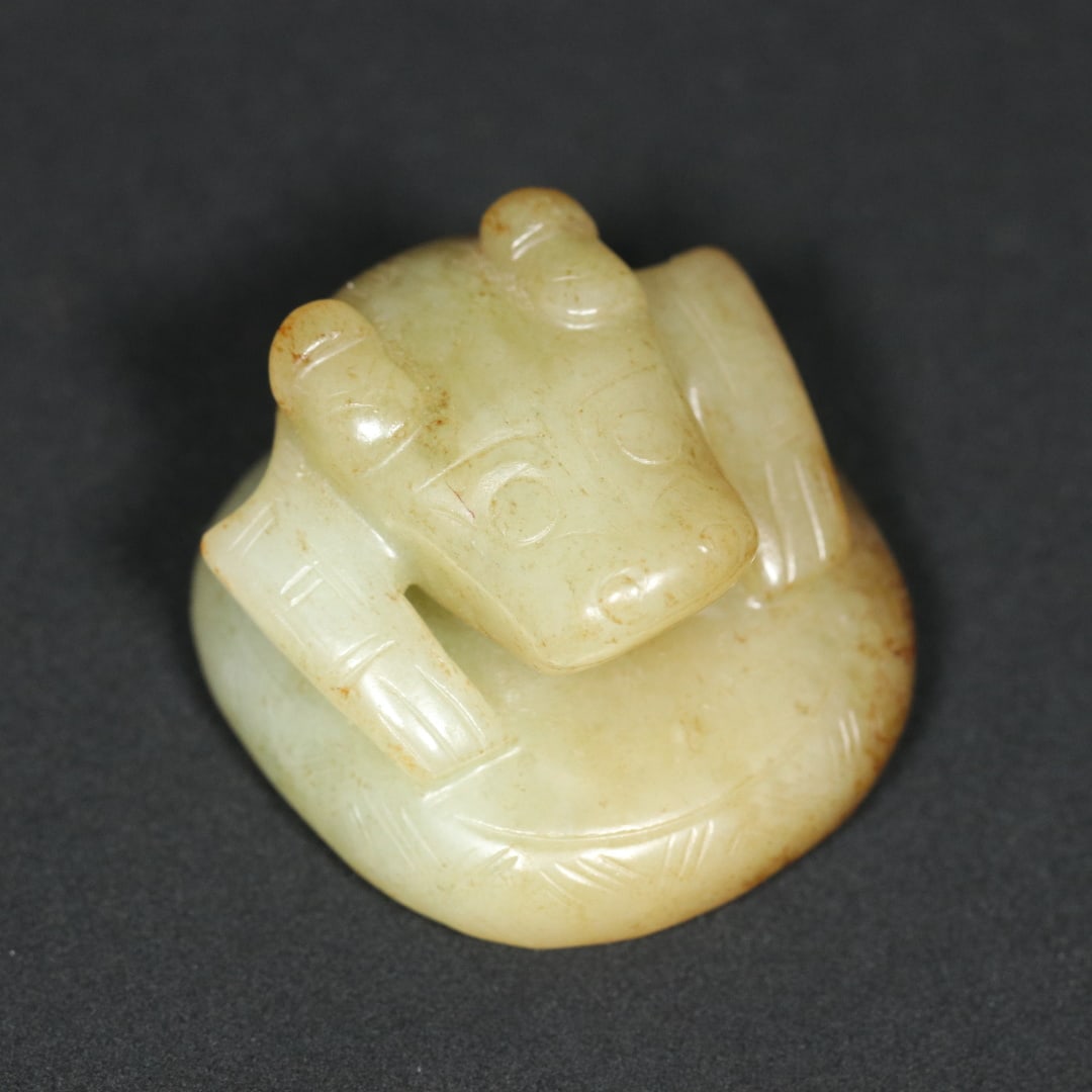 An Exquisite White Jade Dragon Pattern Seal: An Exquisite White Jade Dragon Pattern Seal W.Zhou , China Size:1.6inx1.5inx1in Weight:59.6g白玉龙钮印章 西周时期 Size:4.1cmx3.8cmx2.6cm