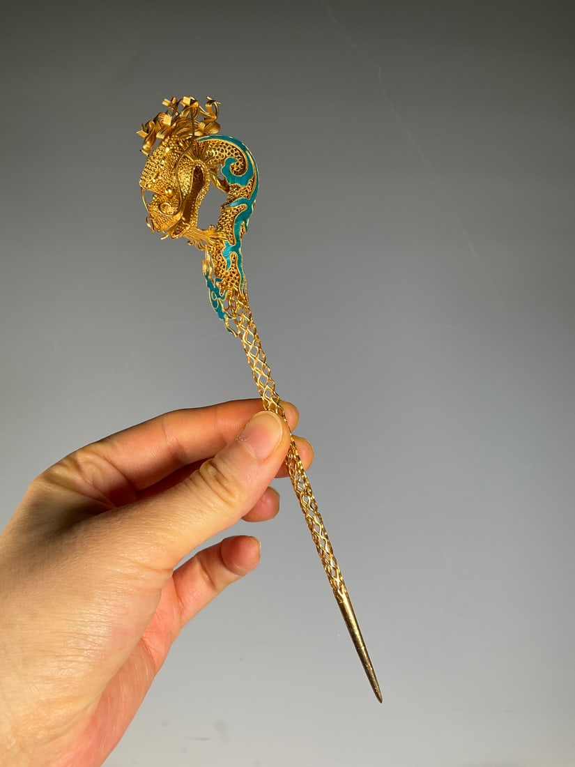 An Exquisite Gilt Silver Dragon Pattern Hairpin: An Exquisite Gilt Silver Dragon Pattern Hairpin Qing Dynasty, China Size:7.5in Weight:27g银鎏金点羽龙簪 中国清代 Size:19cm Weight:27g