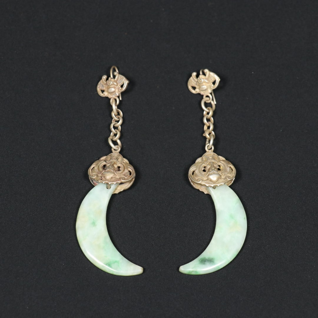 A Pair of Exquisite Jadeite Earrings: A Pair of Exquisite Jadeite Earrings Qing Dynasty, China Size:3.3inx0.7inx0.4in Weight:18.9g翡翠月牙耳环一对 中国清代