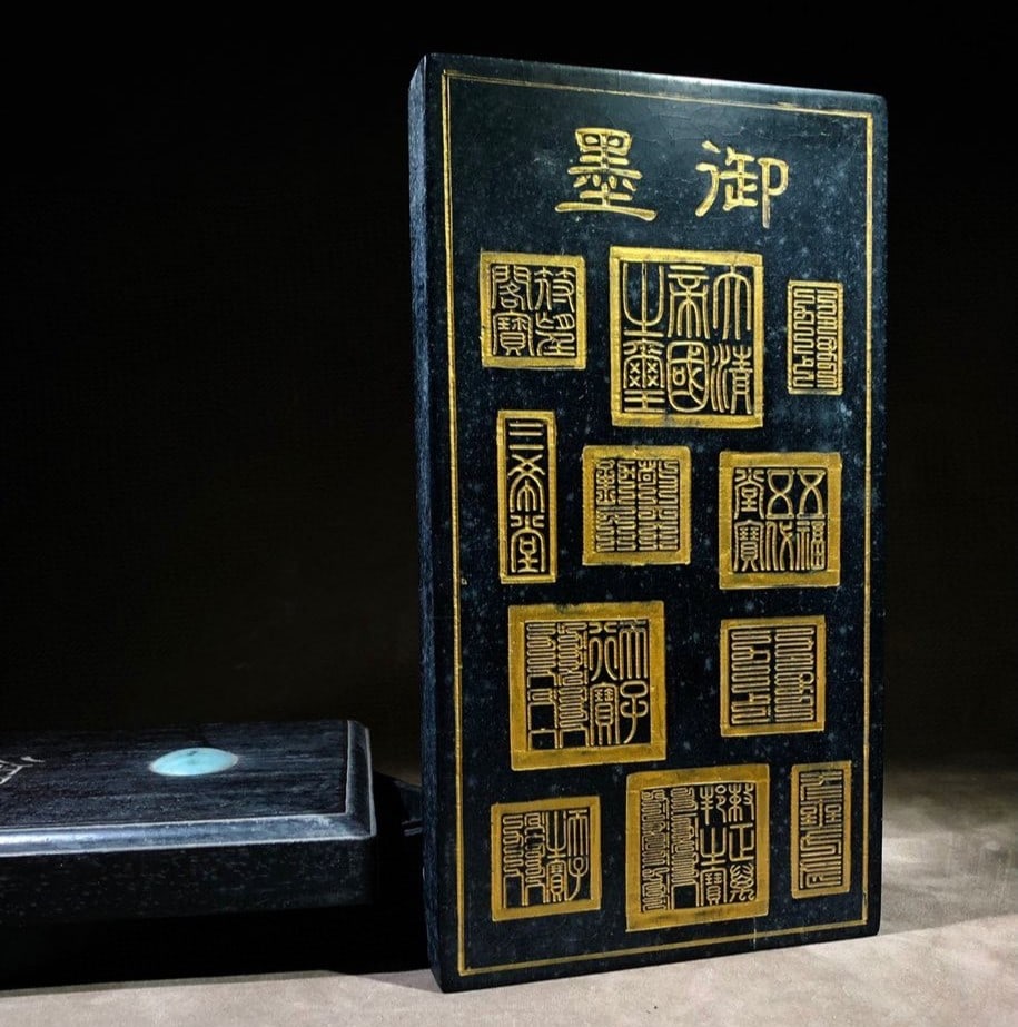 An Exquisite with poem Inkstone: An Exquisite with poem Inkstone Qing Dynasty, China Size:12inx6.9inx1.8in Box Size:10.8inx5.9inx1in Weight:1715g诗文砚台 中国清代