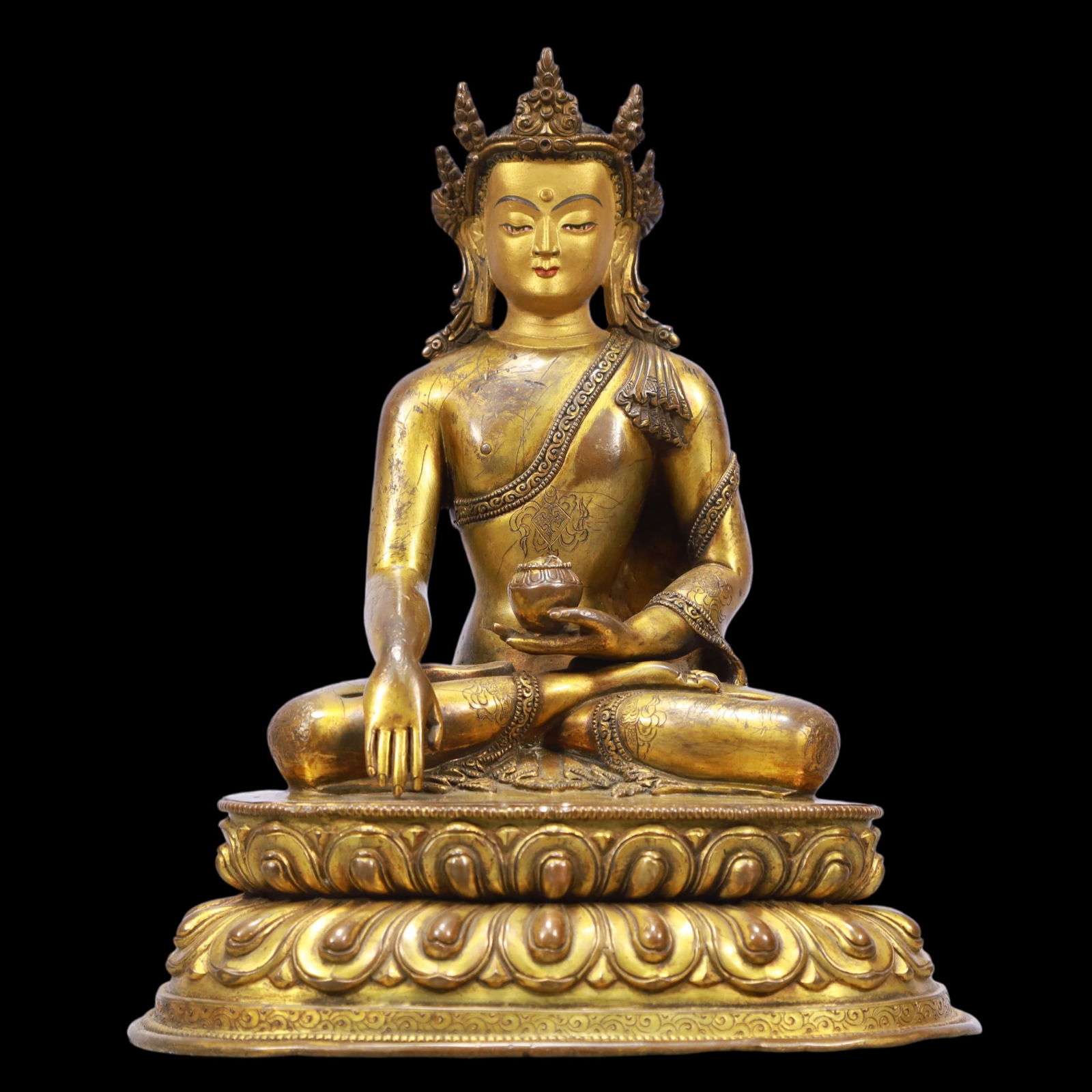 A Exquisite Gilt Bronze Statue of Amitayus: A Exquisite Gilt Bronze Statue of Amitayus Ming Dynasty, China Xuande Six-character Mark Size:7.9inx5.9inx9.4in Weight:2150g铜鎏金无量寿