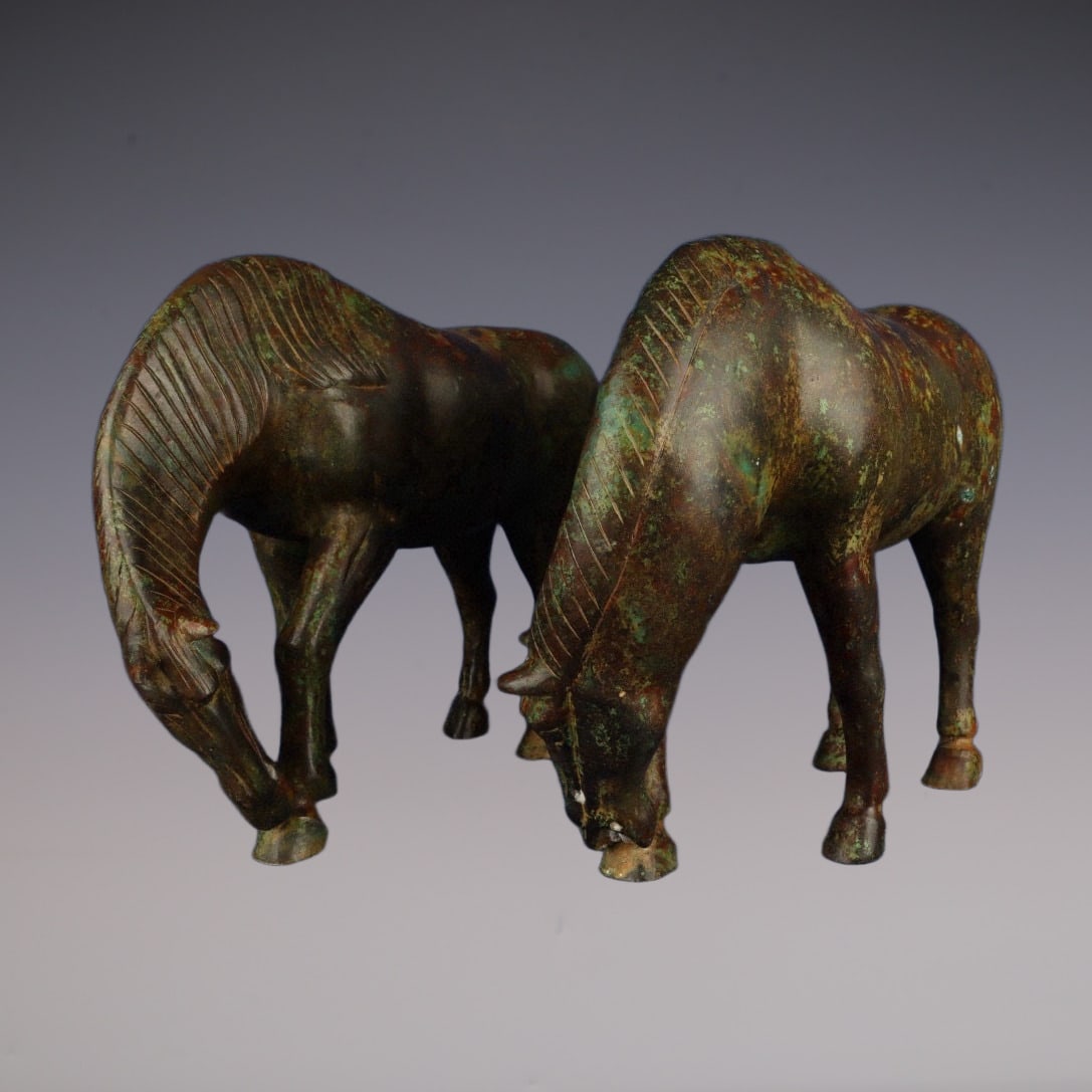 A Pair of Exquisite Bronze Horse Ornament: A Pair of Exquisite Bronze Horse Ornament Han Dynasty, China Size:15.4inx4.7inx11in Weight:8340g青铜饮水马一对 中国汉代