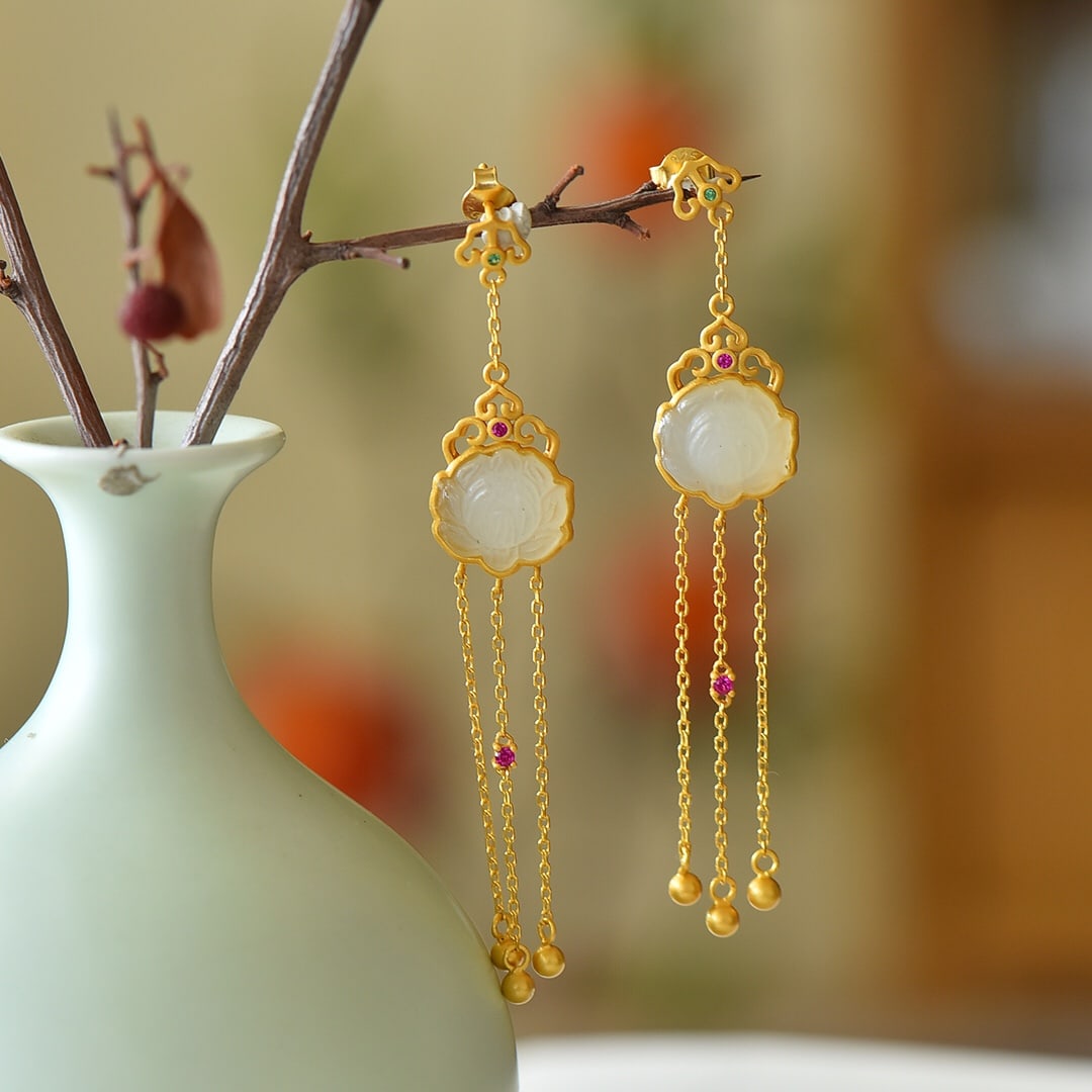 A Pair of Exquisite Sterling Silver-Gold Plated Inlaid White Jade Earrings: A Pair of Exquisite Sterling Silver-Gold Plated Inlaid White Jade Earrings,Size:11mmx12mm 一对纯银镀金镶白玉耳环