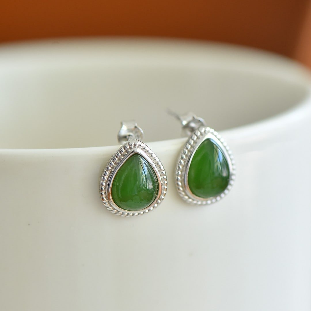 A Pair of Exquisite Sterling Silver Inlaid Jasper Earrings: A Pair of Exquisite Sterling Silver Inlaid Jasper Earrings,Size:7mmx9mm 一对纯银镶碧玉耳环