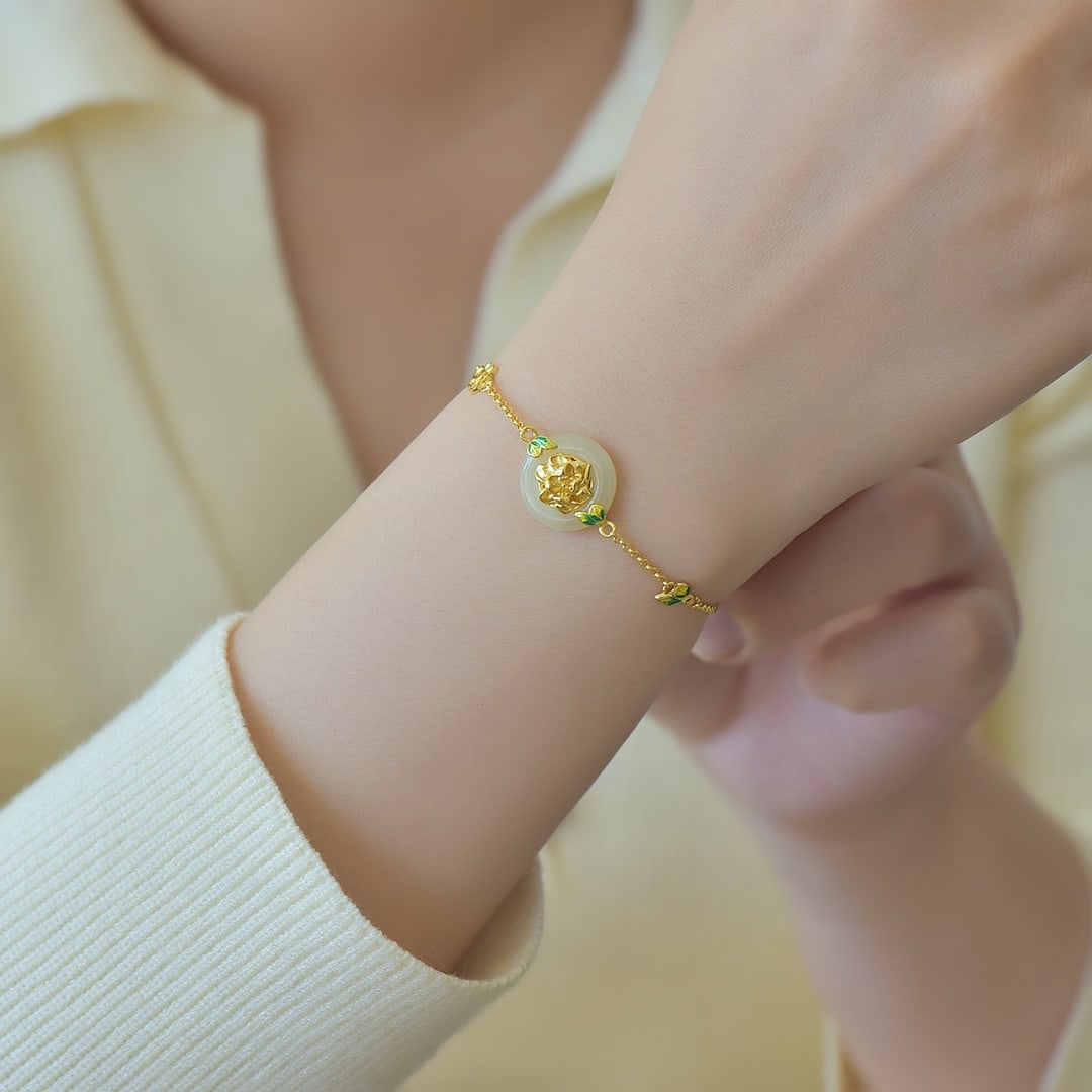 An Exquisite Sterling Silver-Gold Plated Inlaid White Jade Enamel Bracelet: An Exquisite Sterling Silver-Gold Plated Inlaid White Jade Enamel Bracelet,Size:15mmx15mm 纯银镀金镶白玉珐琅手链