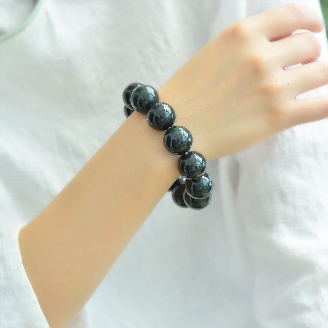 An Exquisite Sapphire Bracelets: An Exquisite Sapphire Bracelets,Size:18mm 青玉手串