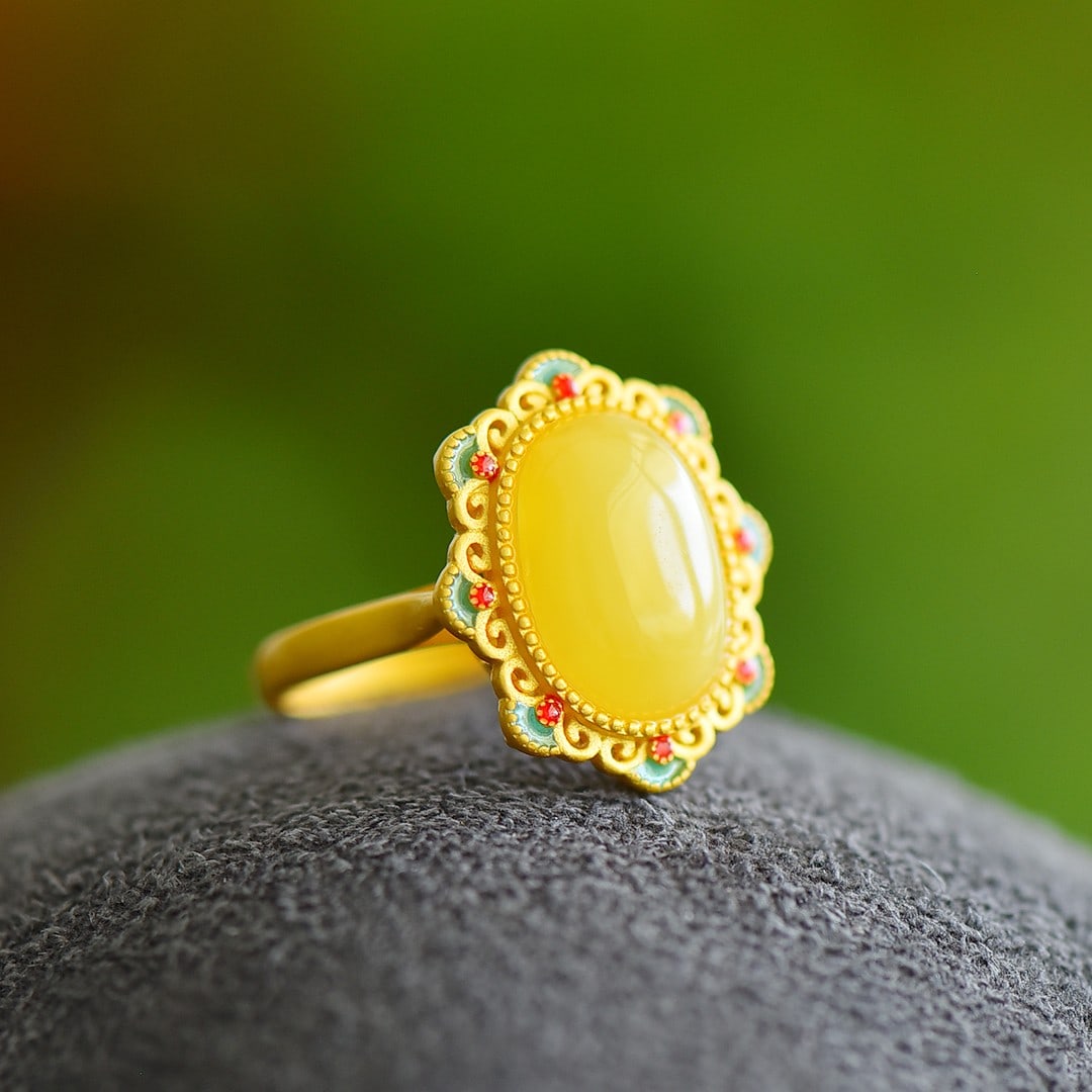 An Exquisite Sterling Silver-Gold Plated Inlaid Amber Ring,Inlaid Gems: An Exquisite Sterling Silver-Gold Plated Inlaid Amber Ring,Inlaid Gems,Size:10mmx14mm 纯银镀金镶琥珀戒指,嵌宝石