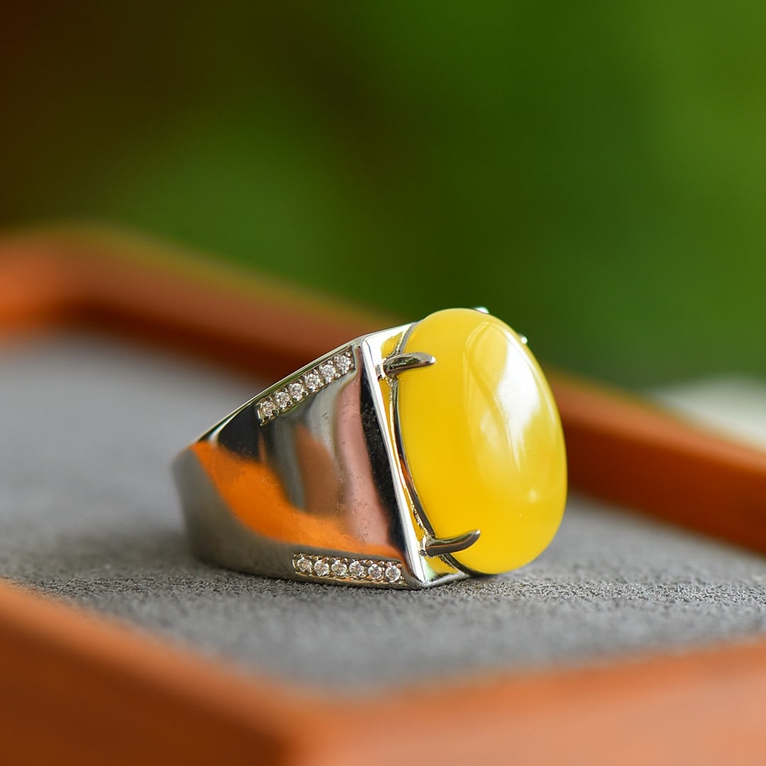 An Exquisite Sterling Silver Inlaid Amber Ring,Inlaid Diamond: An Exquisite Sterling Silver Inlaid Amber Ring,Inlaid Diamond,Size:13mmx18mm 纯银镶琥珀戒指,嵌钻石