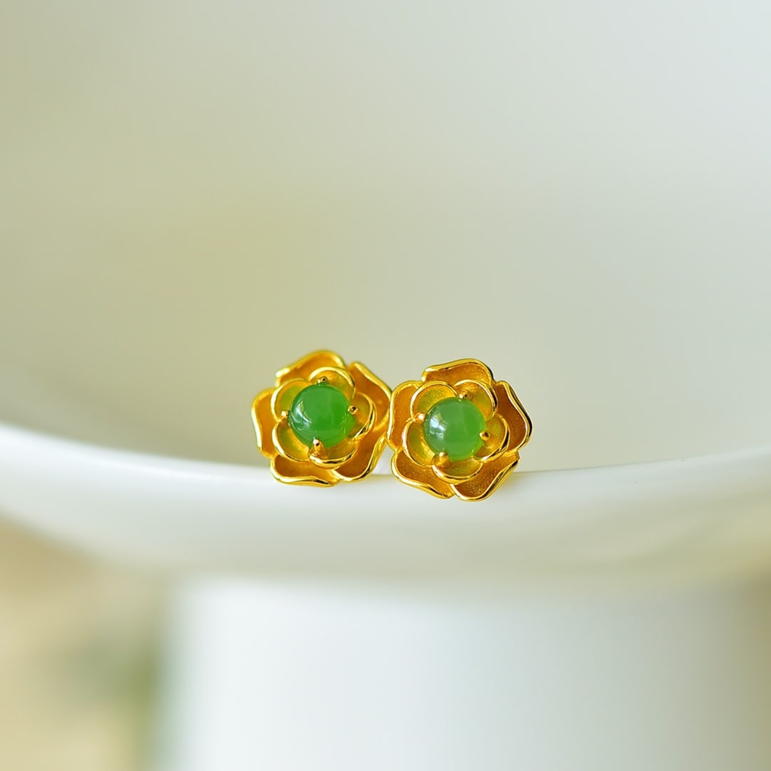 A Pair of Exquisite Sterling Silver-Gold Plated Inlaid Jasper Earrings: A Pair of Exquisite Sterling Silver-Gold Plated Inlaid Jasper Earrings Size:4mmx4mm 一对纯银镀金镶碧玉耳钉