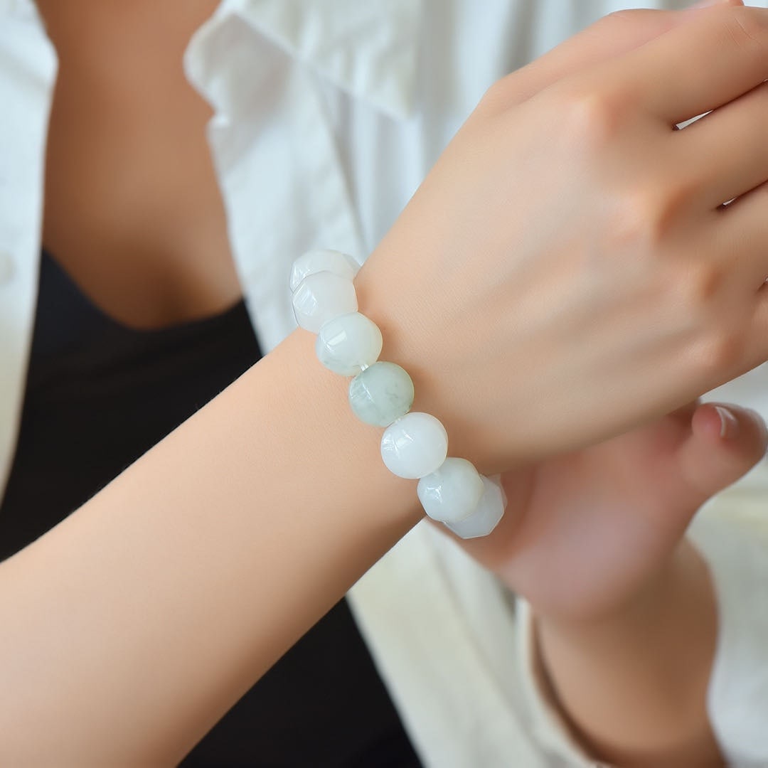 An Exquisite White Jade Bracelets: An Exquisite White Jade Bracelets 寓意:,团圆美满,祝您家庭和睦,幸福无边 白玉手串