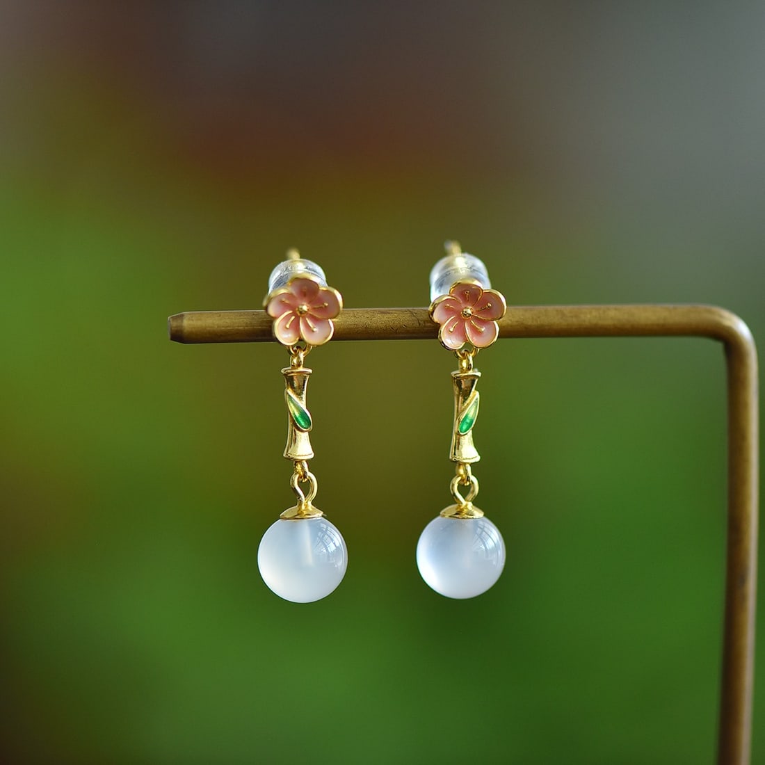 A Pair of Exquisite Sterling Silver-Gold Plated Inlaid Agate Earrings: A Pair of Exquisite Sterling Silver-Gold Plated Inlaid Agate Earrings,Size:8mmx8mm 一对纯银镀金镶玛瑙耳环