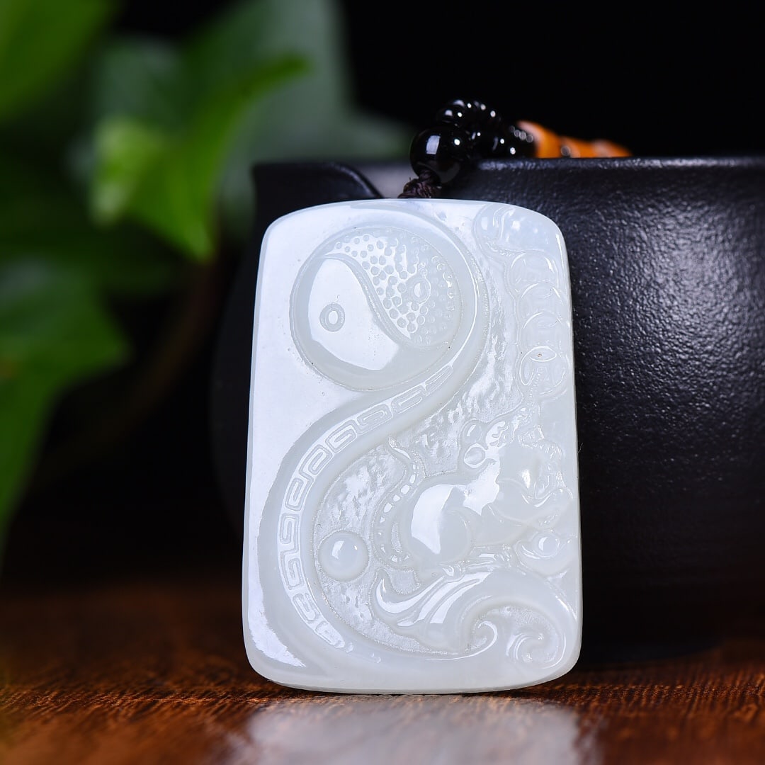 An Exquisite White Jade Trigram and Mouse Pattern Pendant: An Exquisite White Jade Trigram and Mouse Pattern Pendant,Size:32mmx47mm (寓意)做工细腻,玉质干净 