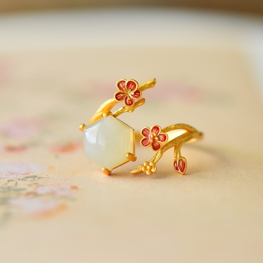 An Exquisite Sterling Silver-Gold Plated Inlaid White Jade Enamel Ring: An Exquisite Sterling Silver-Gold Plated Inlaid White Jade Enamel Ring,Size:10mmx10mm 纯银镀金镶白玉珐琅戒指