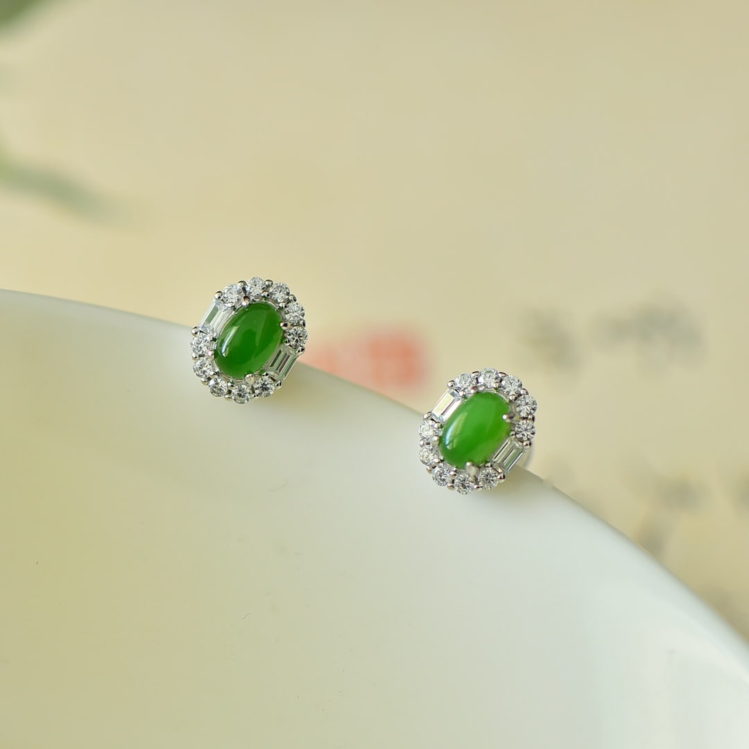 A Pair of Exquisite Sterling Silver Inlaid Jasper Earrings,Inlaid Gems: A Pair of Exquisite Sterling Silver Inlaid Jasper Earrings,Inlaid Gems Size:4mmx6mm 一对纯银镶碧玉耳钉,嵌宝石