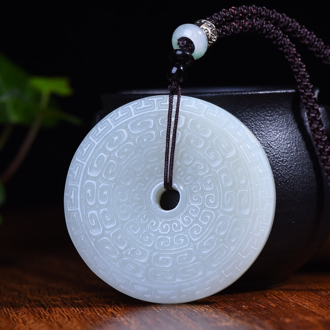 An Exquisite White Jade Pendant: An Exquisite White Jade Pendant,Size:50mmx50mm (寓意)吉祥 时尚 大气 白玉吊坠