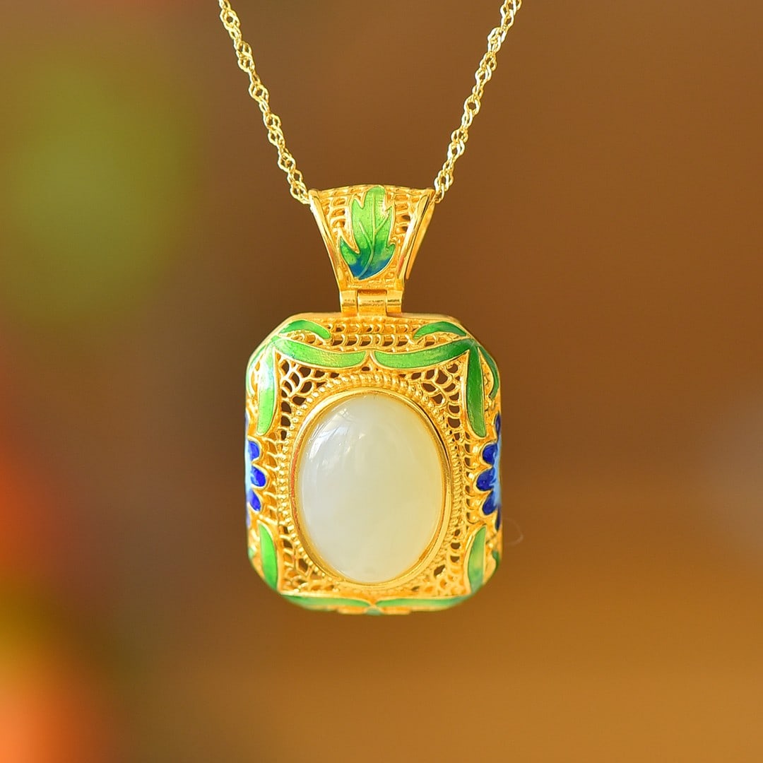 An Exquisite Sterling Silver-Gold Plated Inlaid White Jade Pendant: An Exquisite Sterling Silver-Gold Plated Inlaid White Jade Pendant,Size:13mmx18mm 纯银镀金镶白玉吊坠